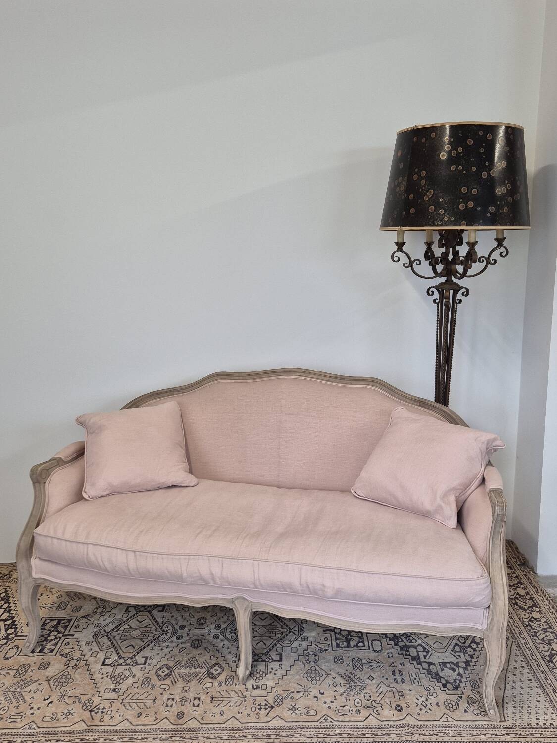Louis XV style bench sofa in pink fabric and burlap