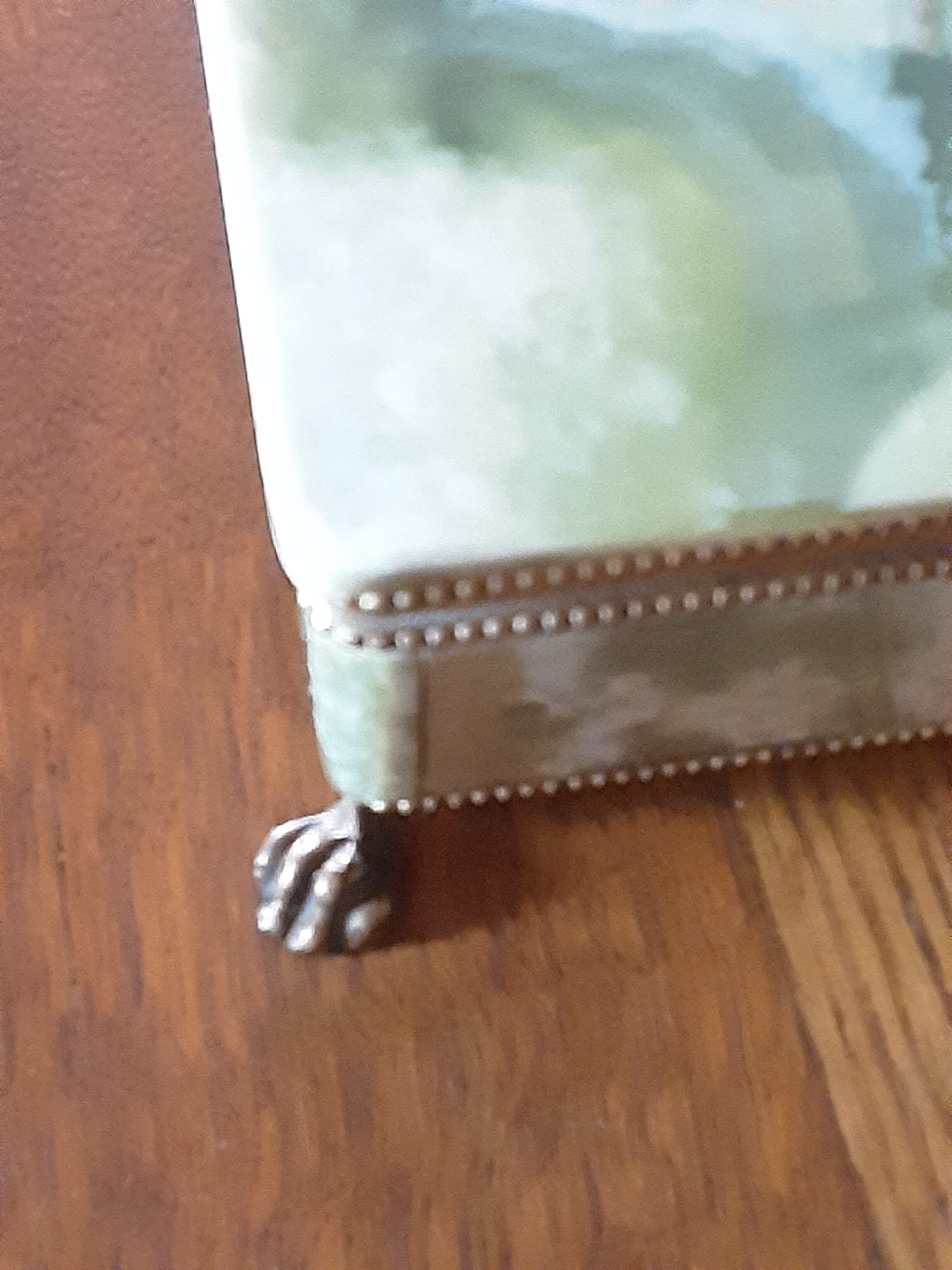 Alabaster Jewelry Box of superb alliance of green and ocher hues