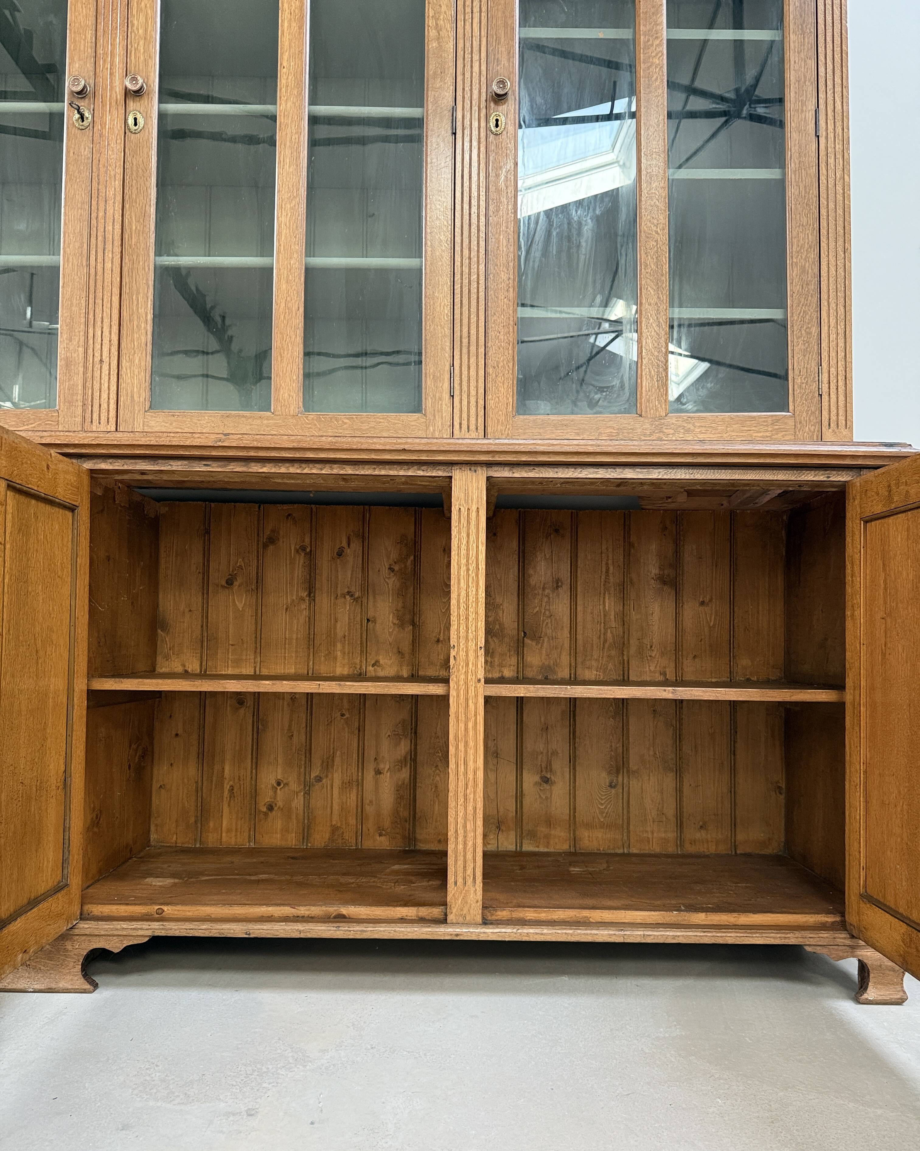 Large two-part display case (renovated)