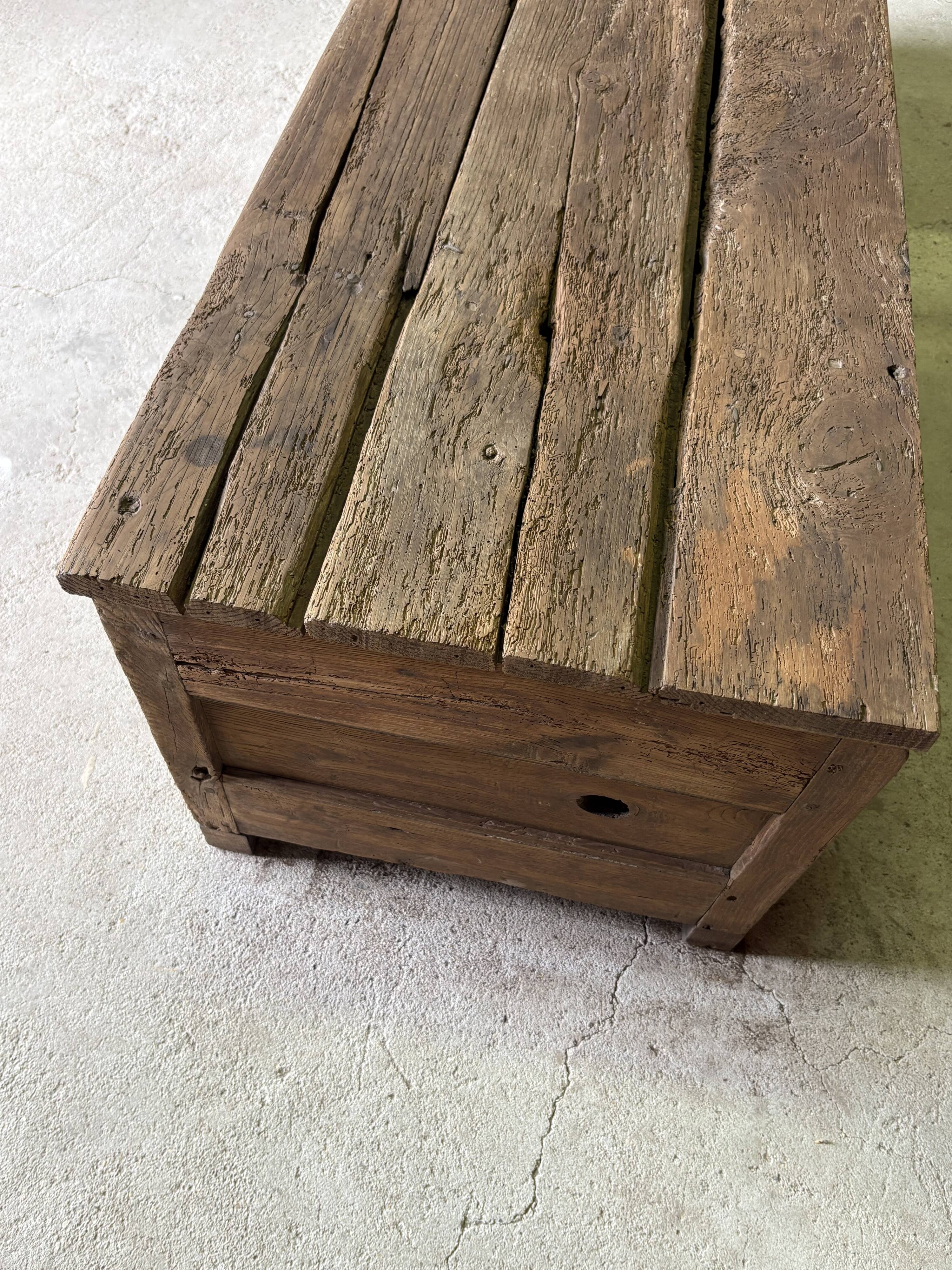 Maie ancienne en bois massif