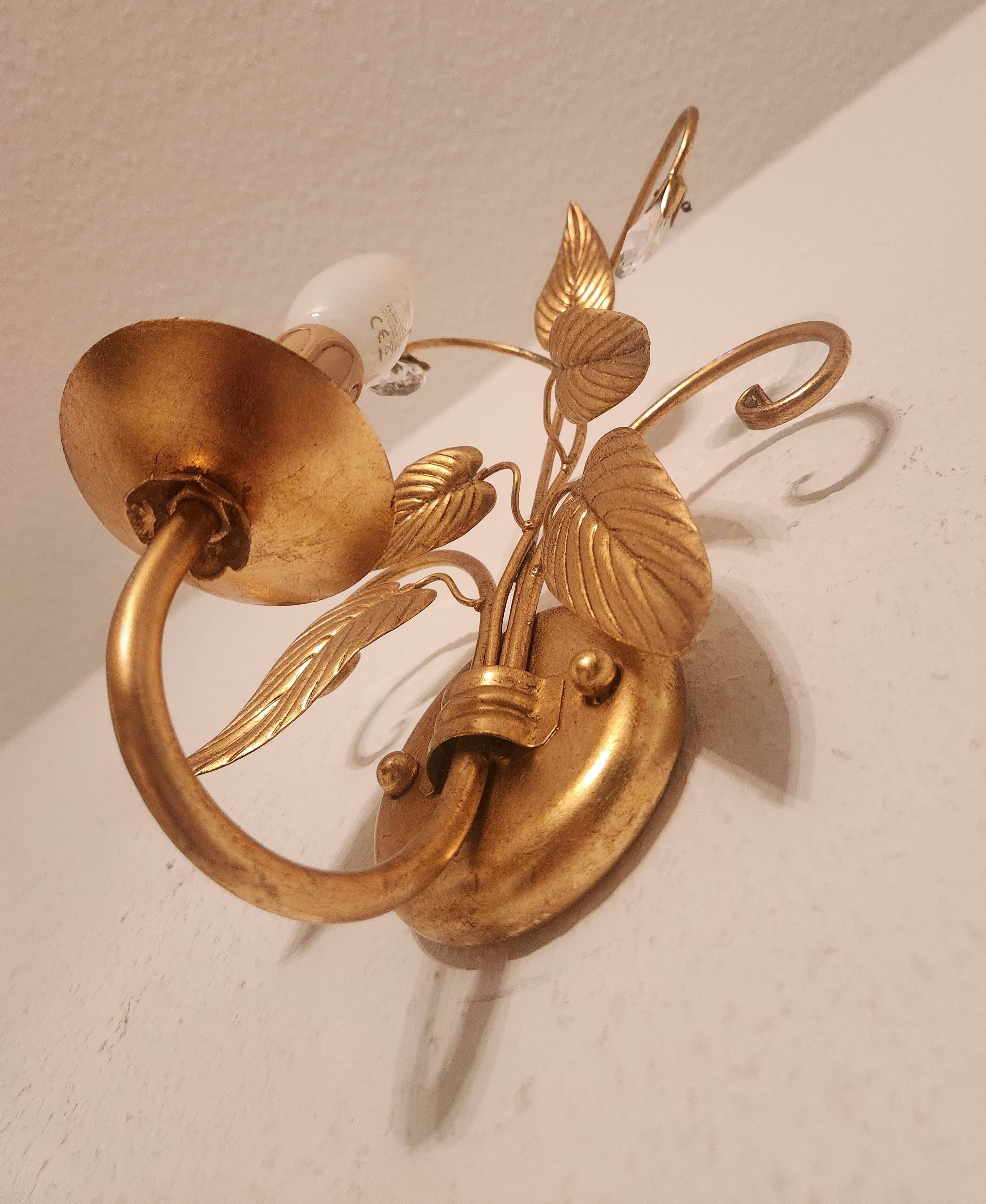 Shabby Wandlampe vergoldet Blattgold Kristallelemente Hollywood Regency 70s