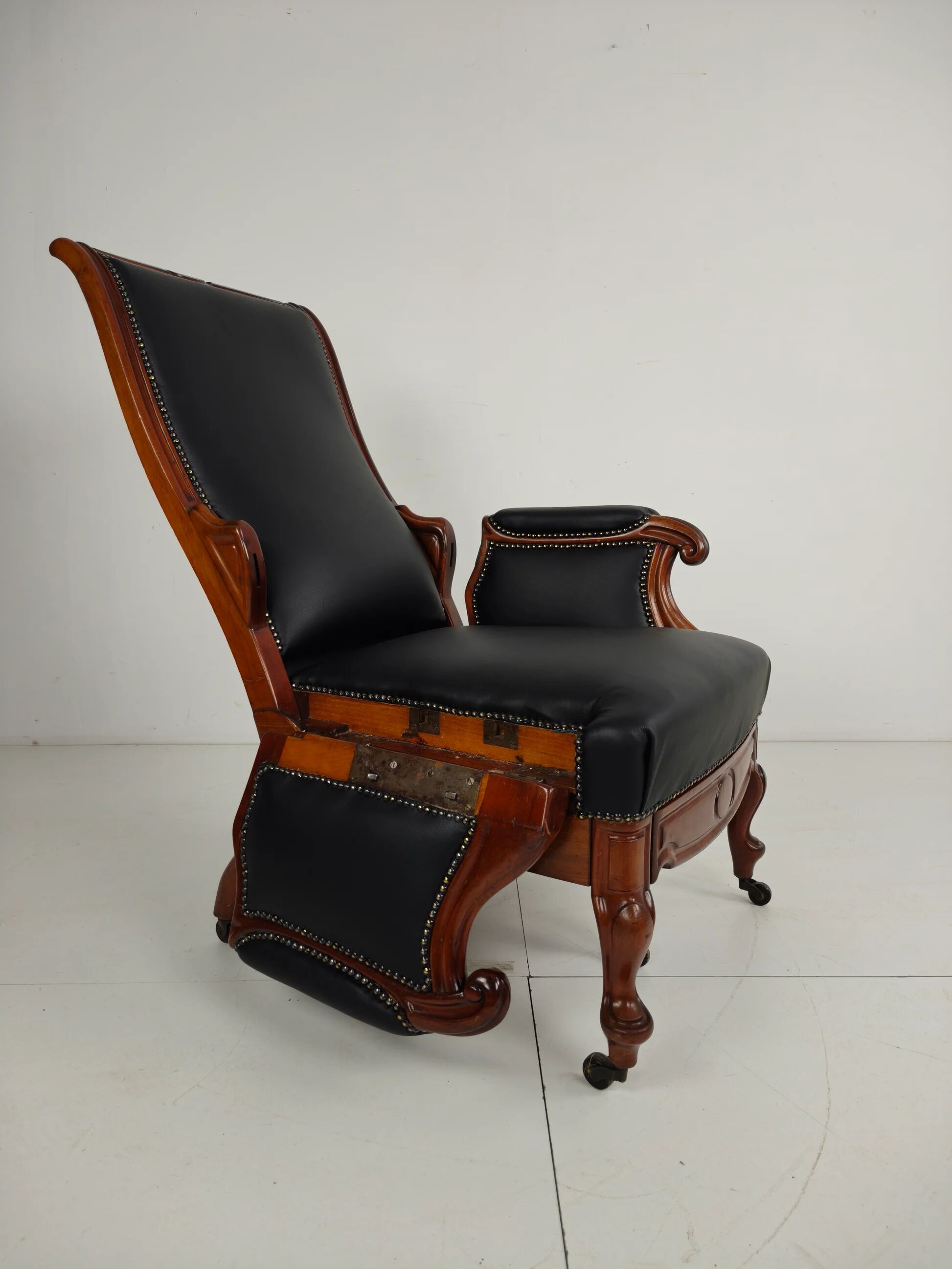 Fauteuil de bibliothèque ancien du XIXe siècle par Horrix – cuir noir