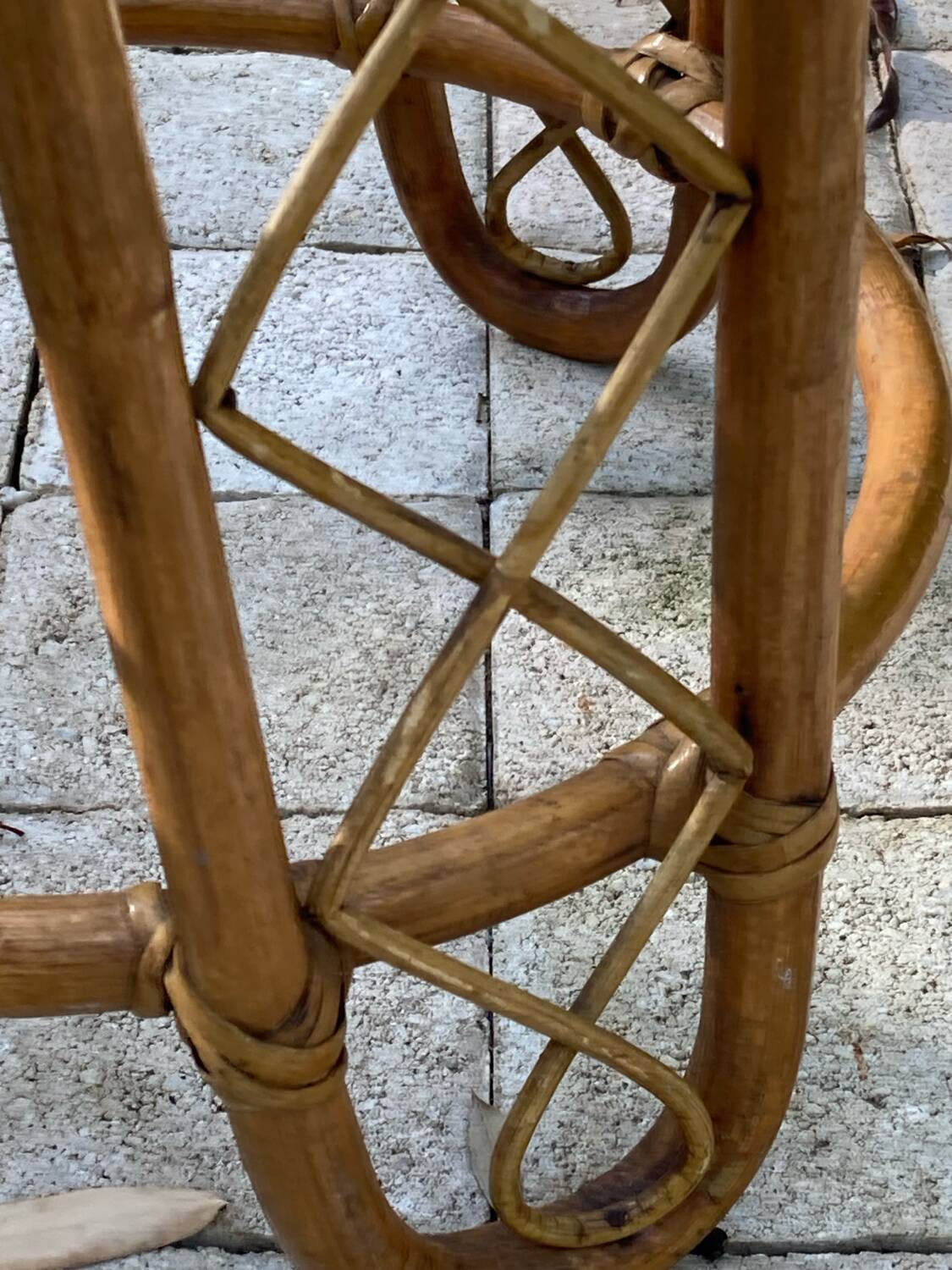 Pair of round coffee tables in vintage rattan and glass from the 1960s