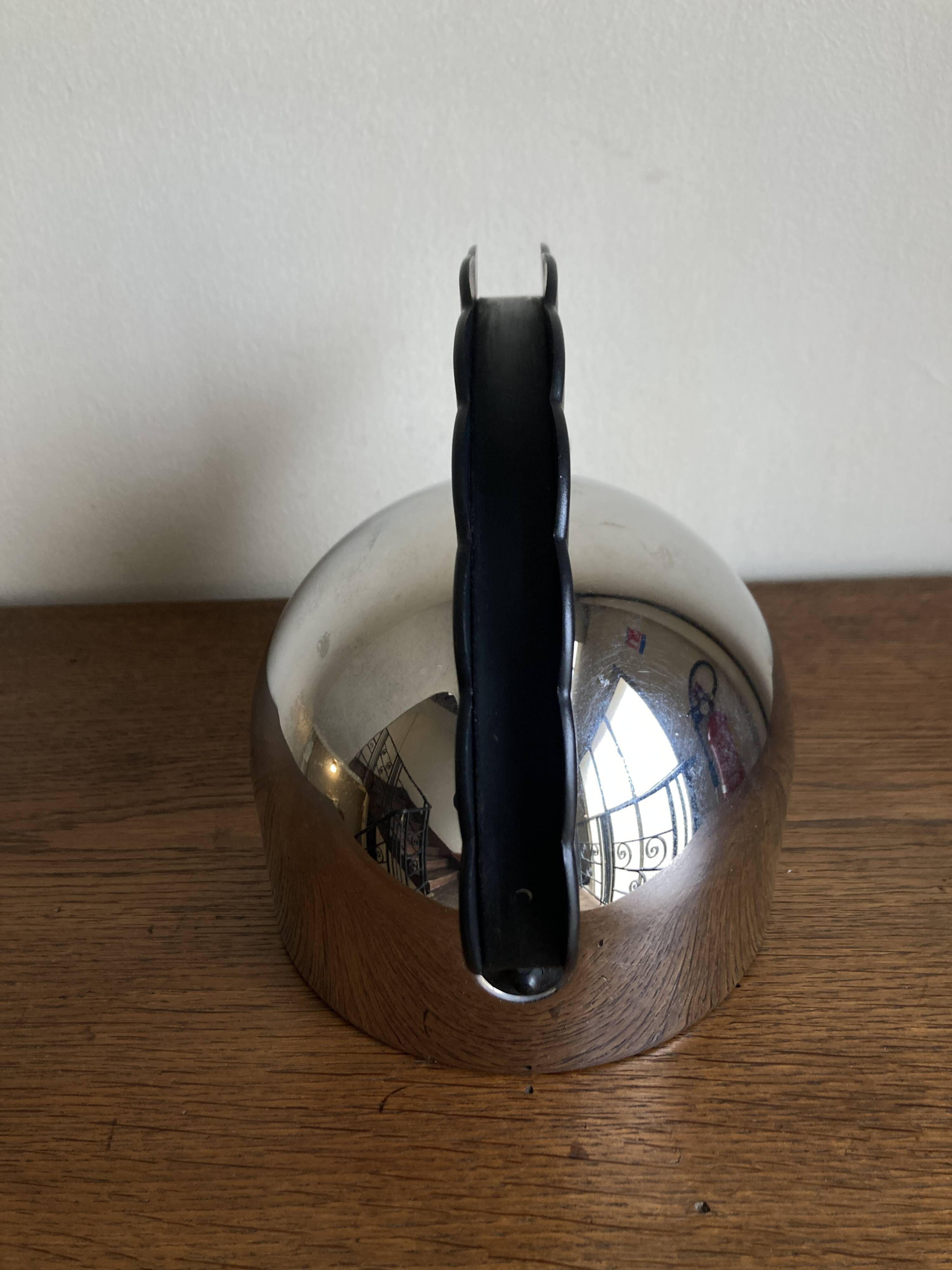 Bouilloire Alessi 1980 par Richard Sapper post moderne