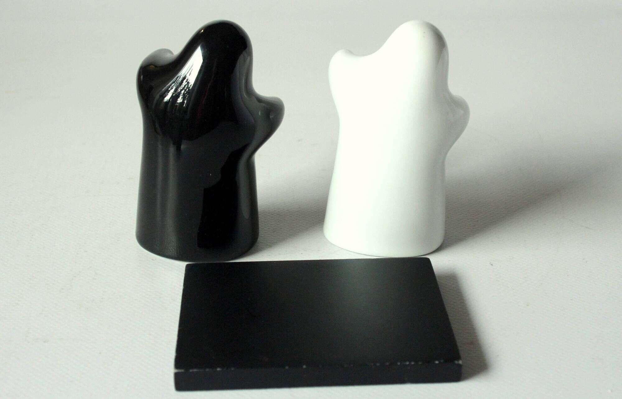 Ceramic salt and pepper shaker - hugging ghosts - vintage from the 1980s