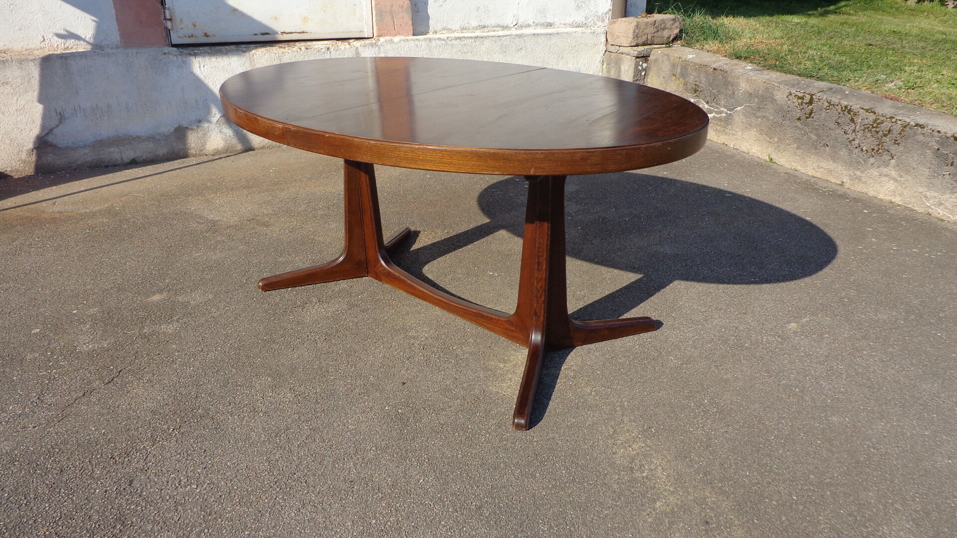 Baumann oval table