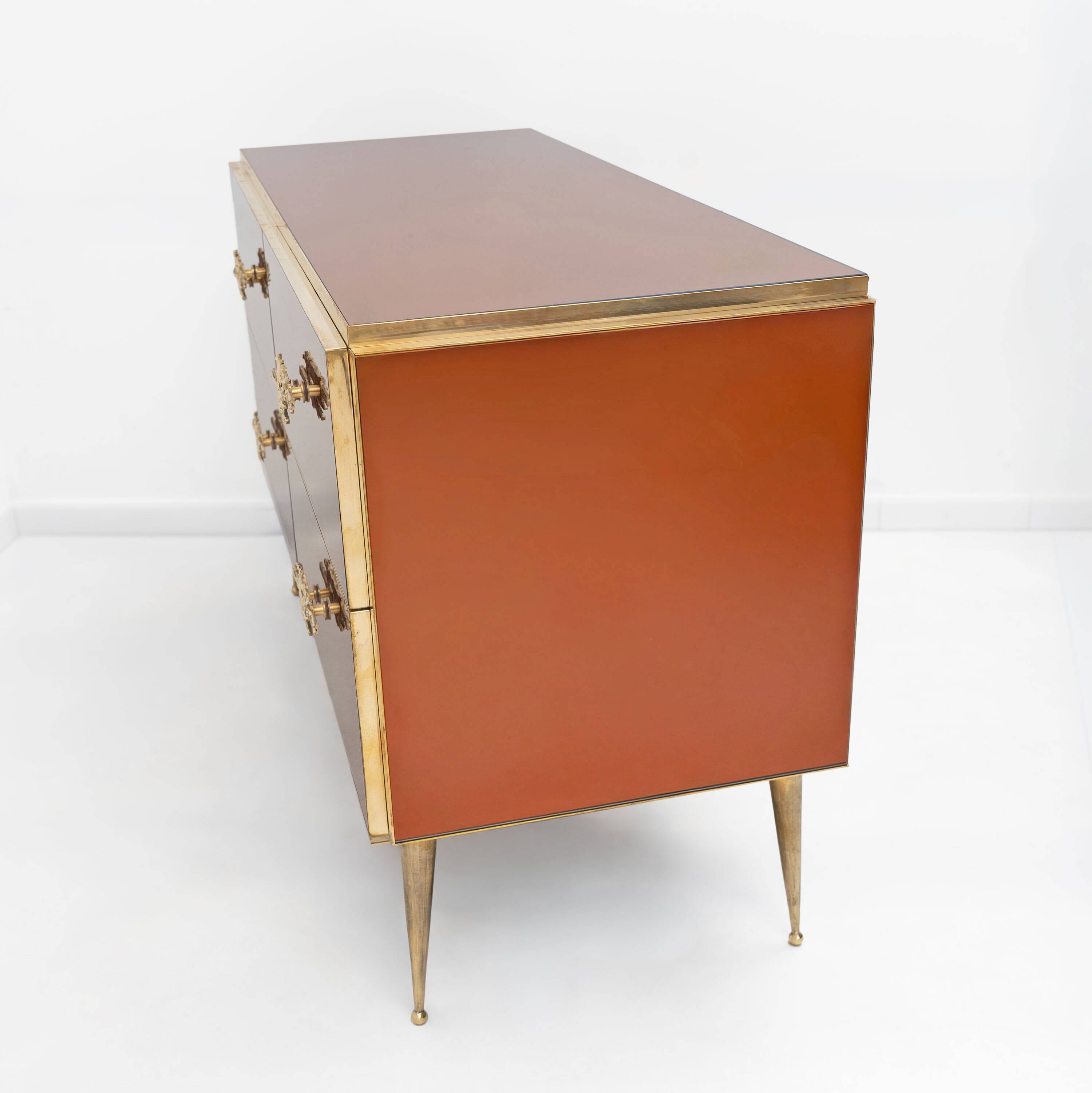 Commode en verre ambré avec détails en laiton, style mid-century modern