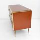 Commode en verre ambré avec détails en laiton, style mid-century modern