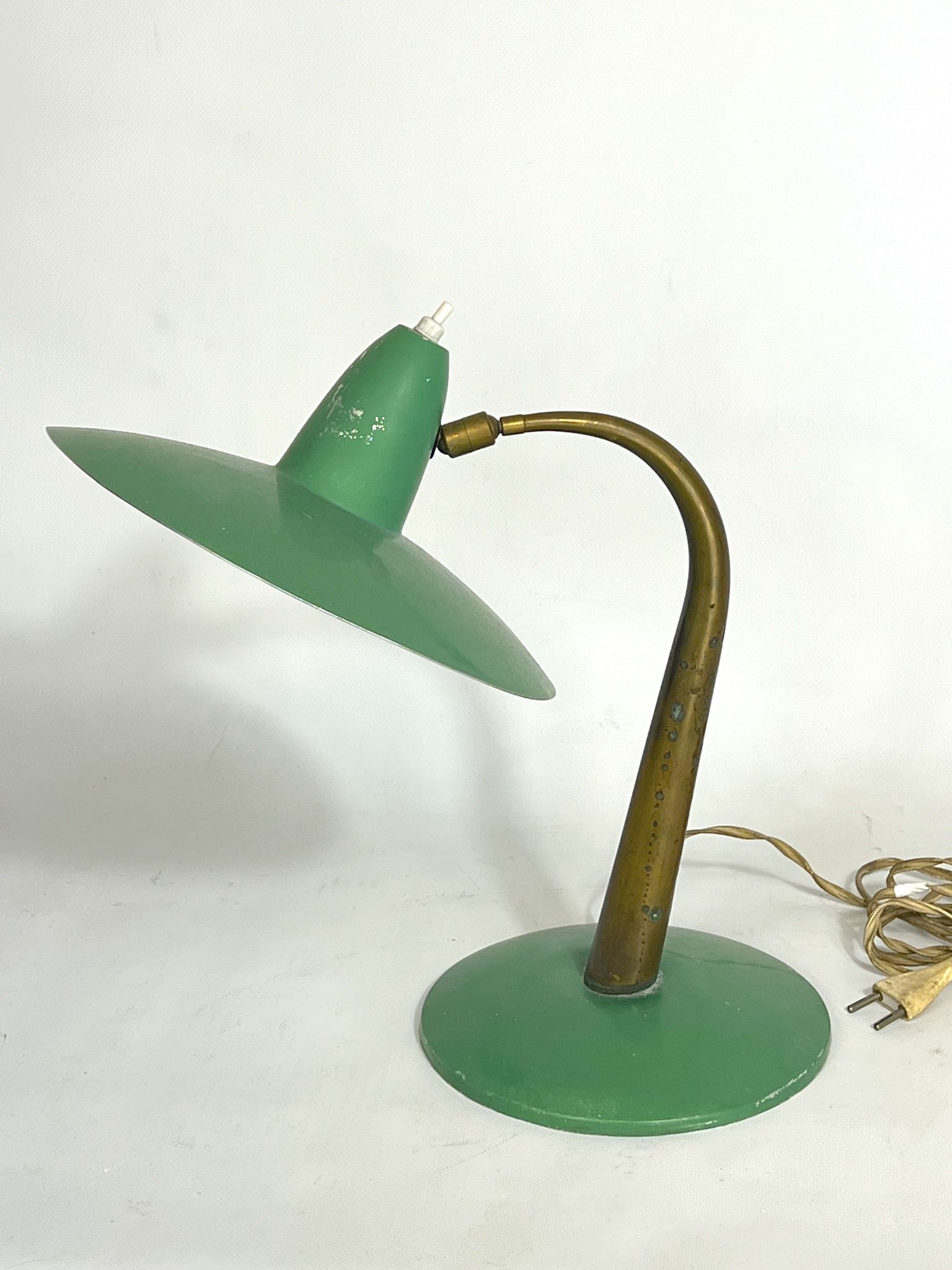 Mid-cenrury Italian Modern brass and green lacquer table lamp from 50s