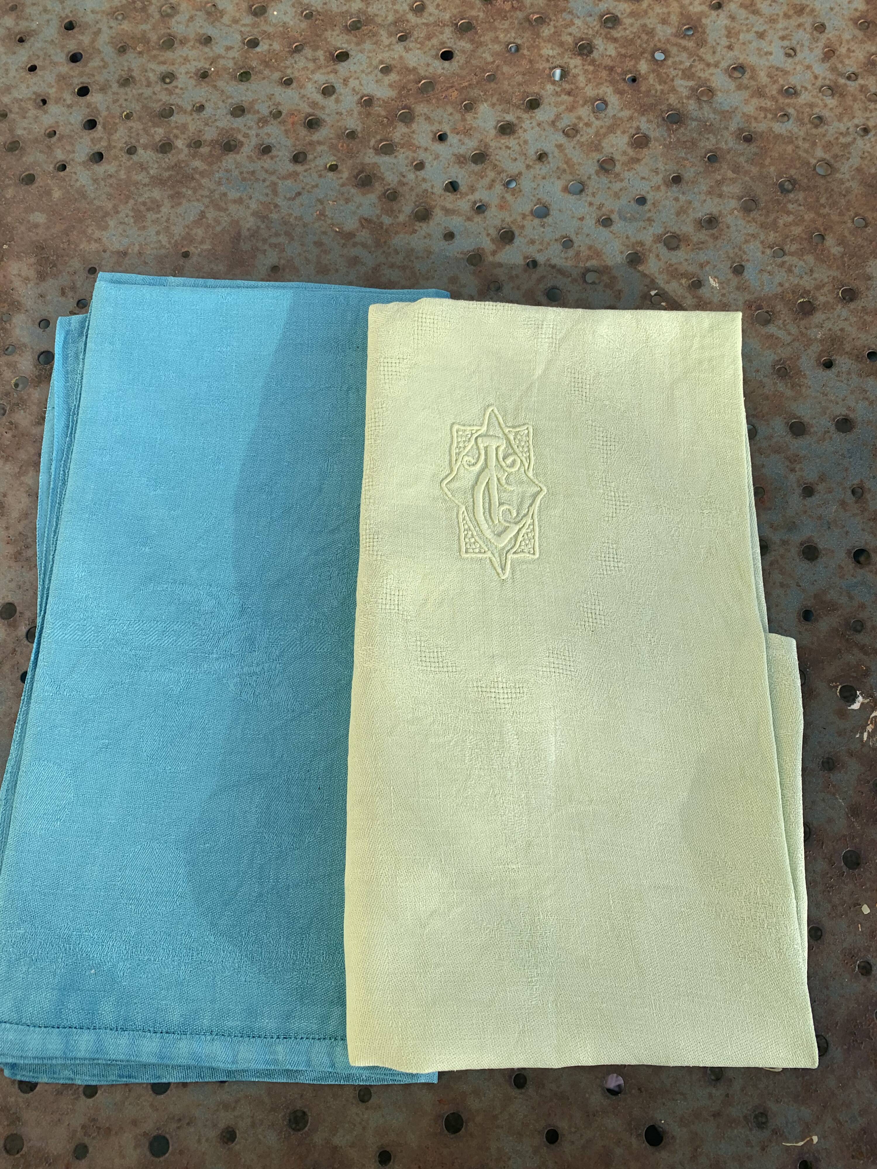 Lot duo, compose de deux grandes serviettes en coton et lin teintées bleue et verte anis, brodées,