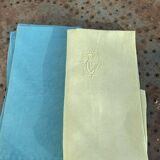 Lot duo, compose de deux grandes serviettes en coton et lin teintées bleue et verte anis, brodées,
