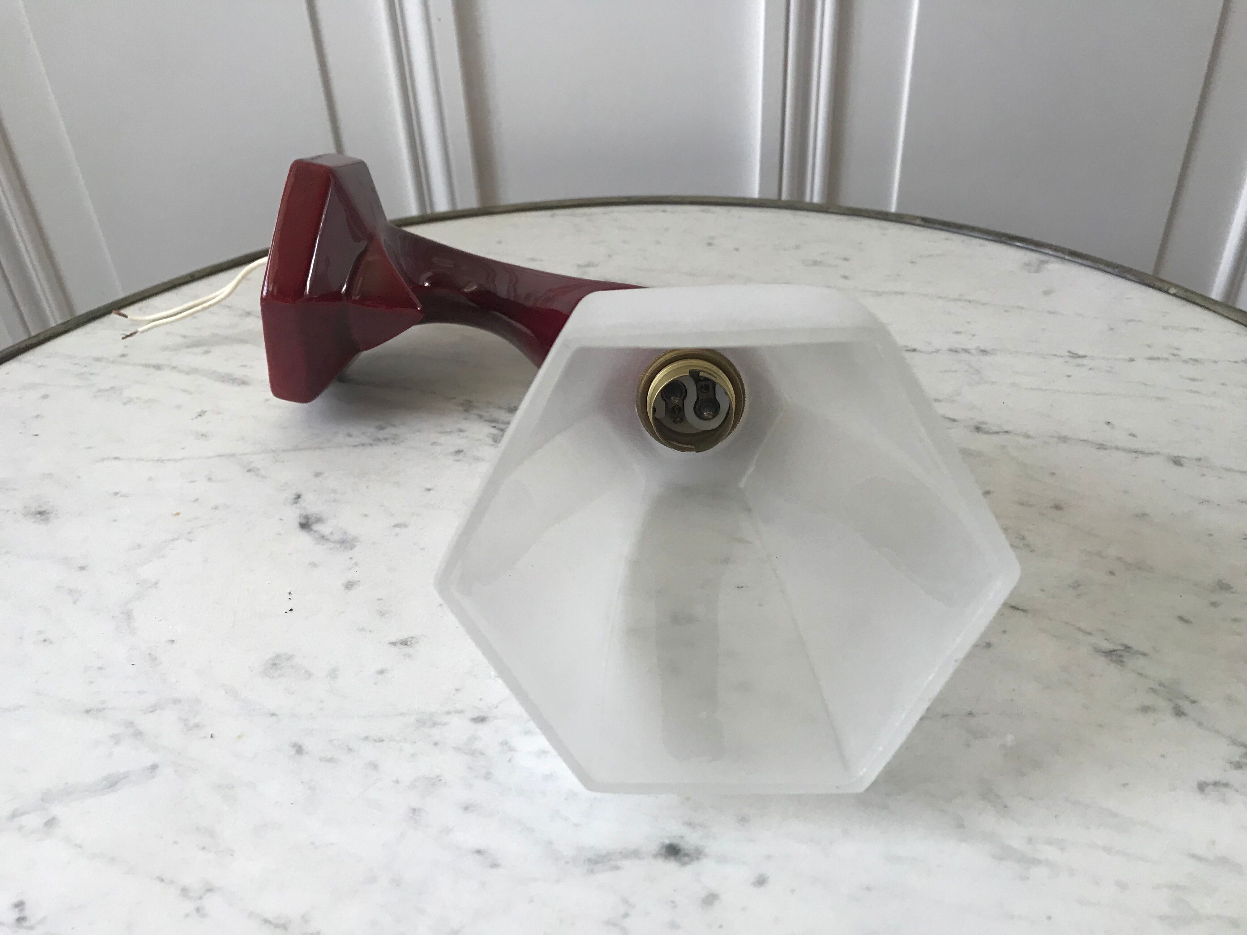 Art Deco glass wall lamp with burgundy porcelain support 30s