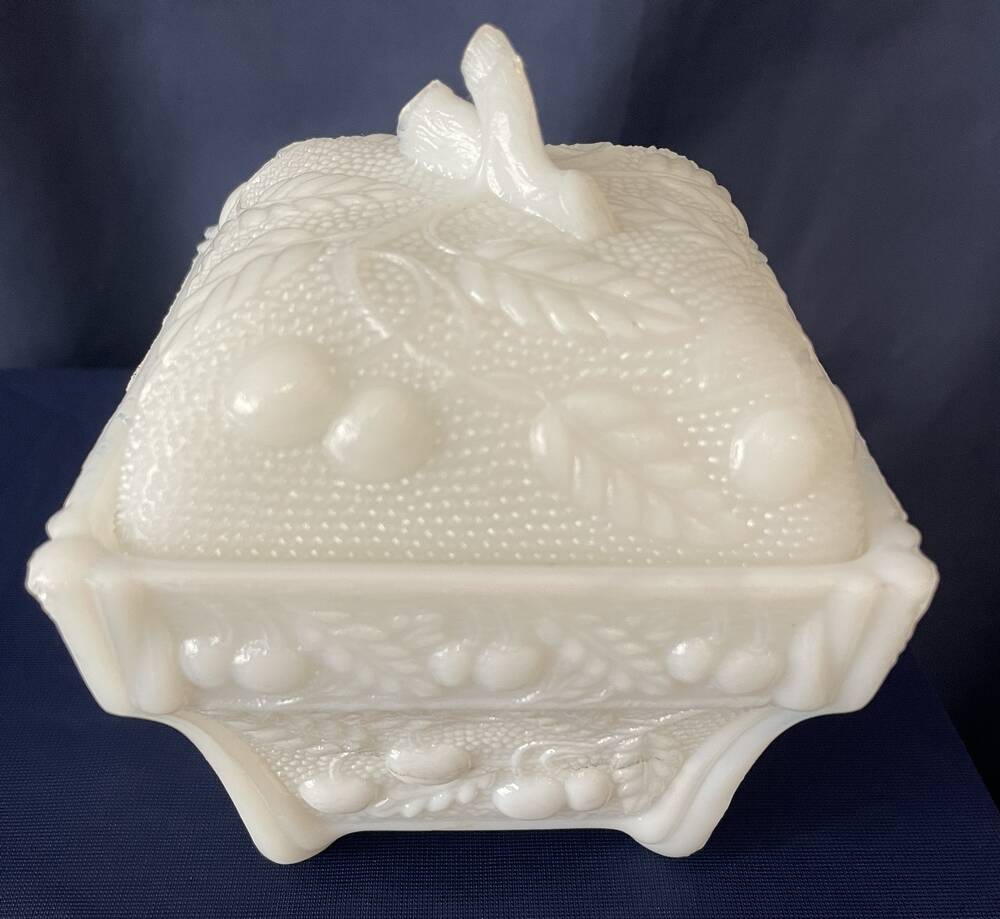 Sweet box jewellery box in white opaline decorated with cherries