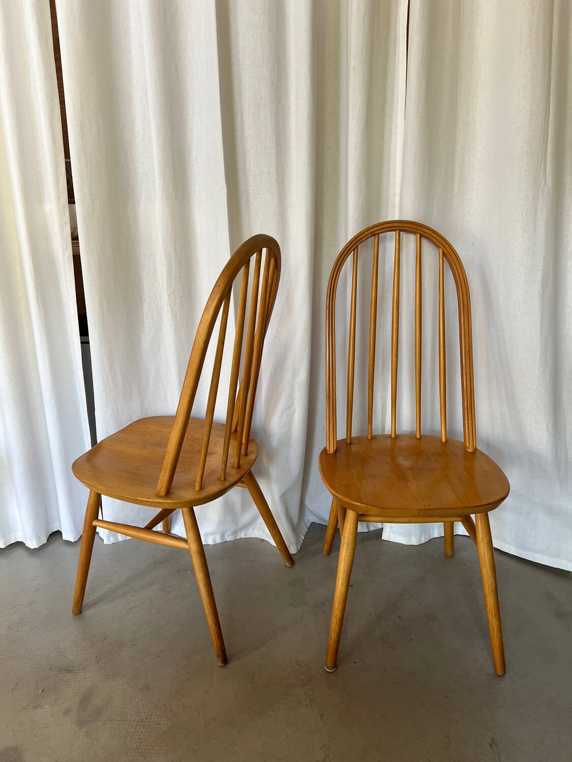 Paire de chaises scandinaves en bois clair
