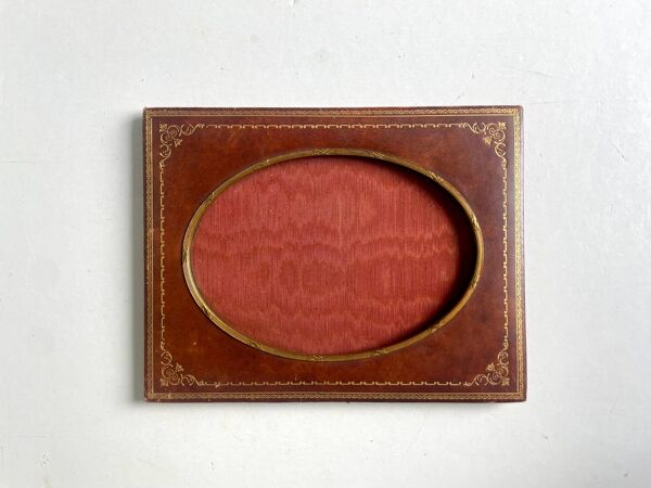Cadre cuir ancien avec dorure dimensions du cadre 18 cm x 14 cm