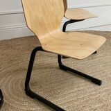 Chaise enfant appui sur table
