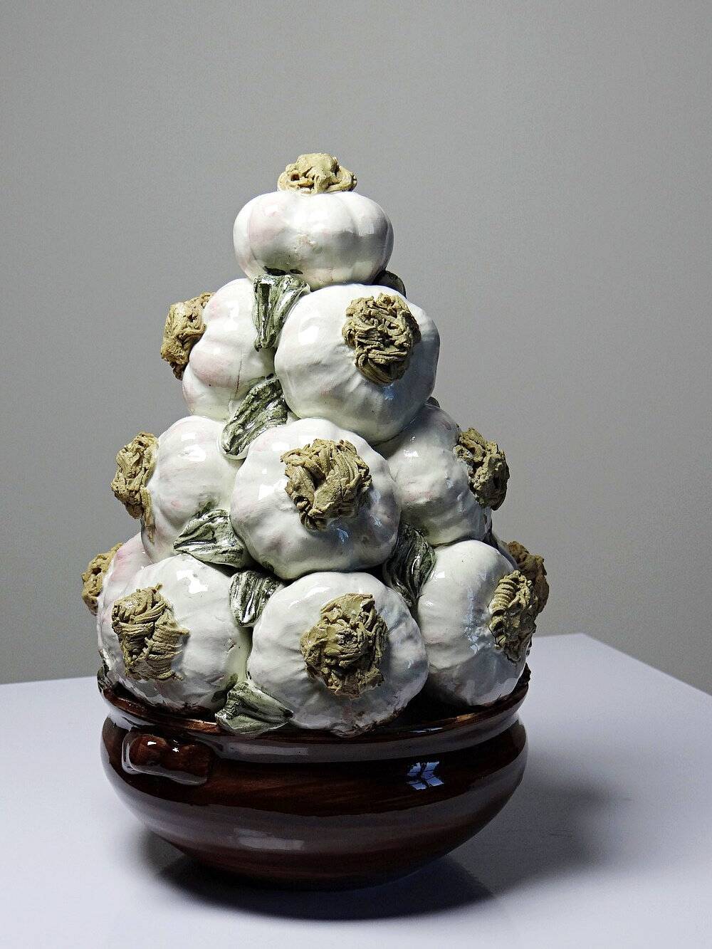 Vintage trompe-l'œil garlic pyramid in glazed ceramic from Manises, Spain.