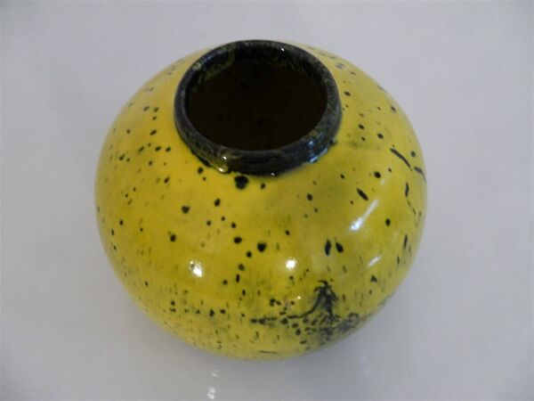 Vase boule en ceramique 1960