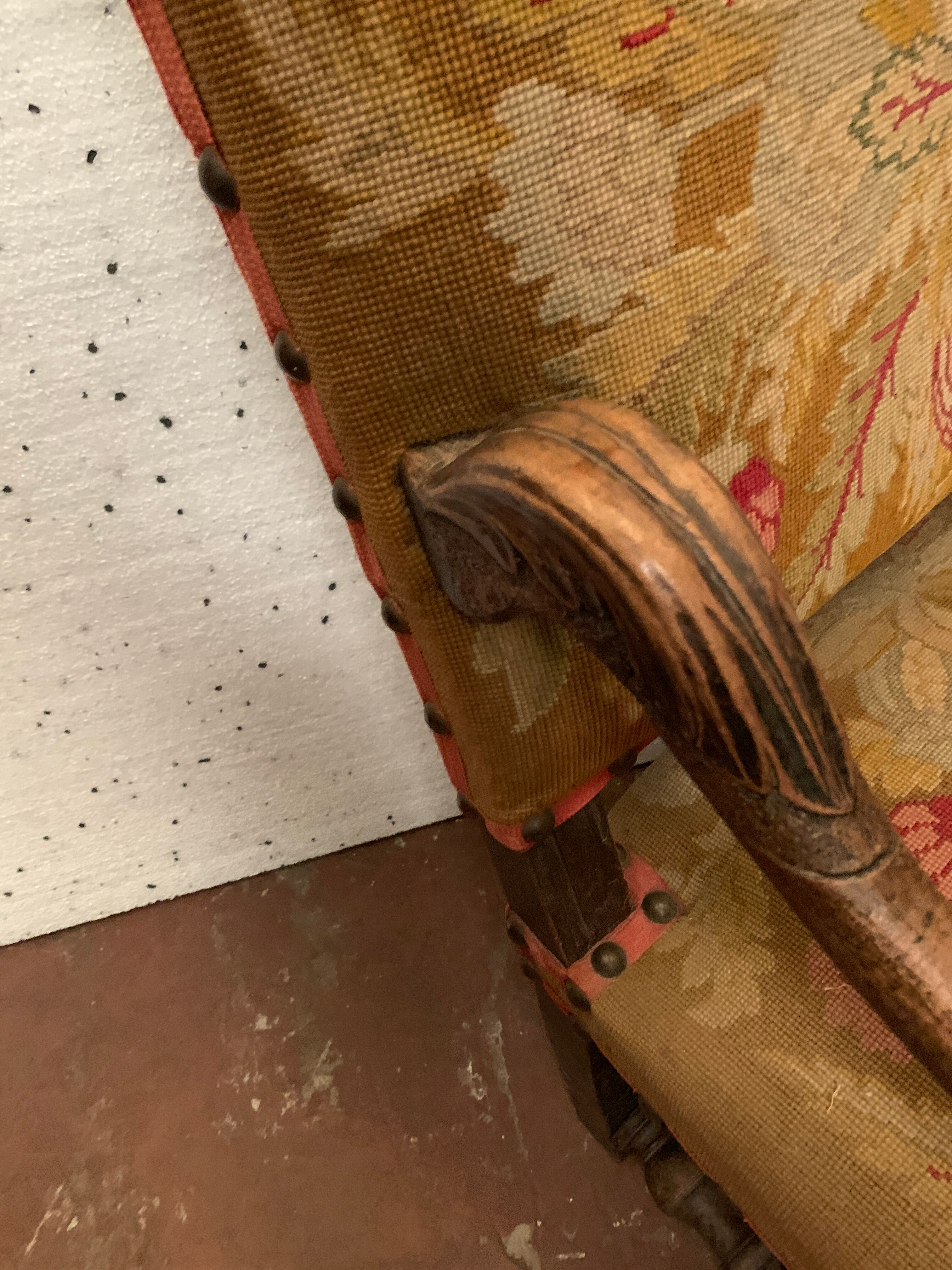 Fauteuil de style louis xiii en noyer massif xx siècle