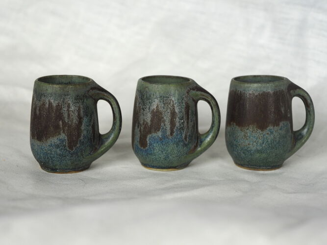 Lot de 3 mugs miniature en grès gris-vert - Denbac - début XXème