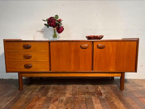 Buffet en teck du milieu du siècle 1960