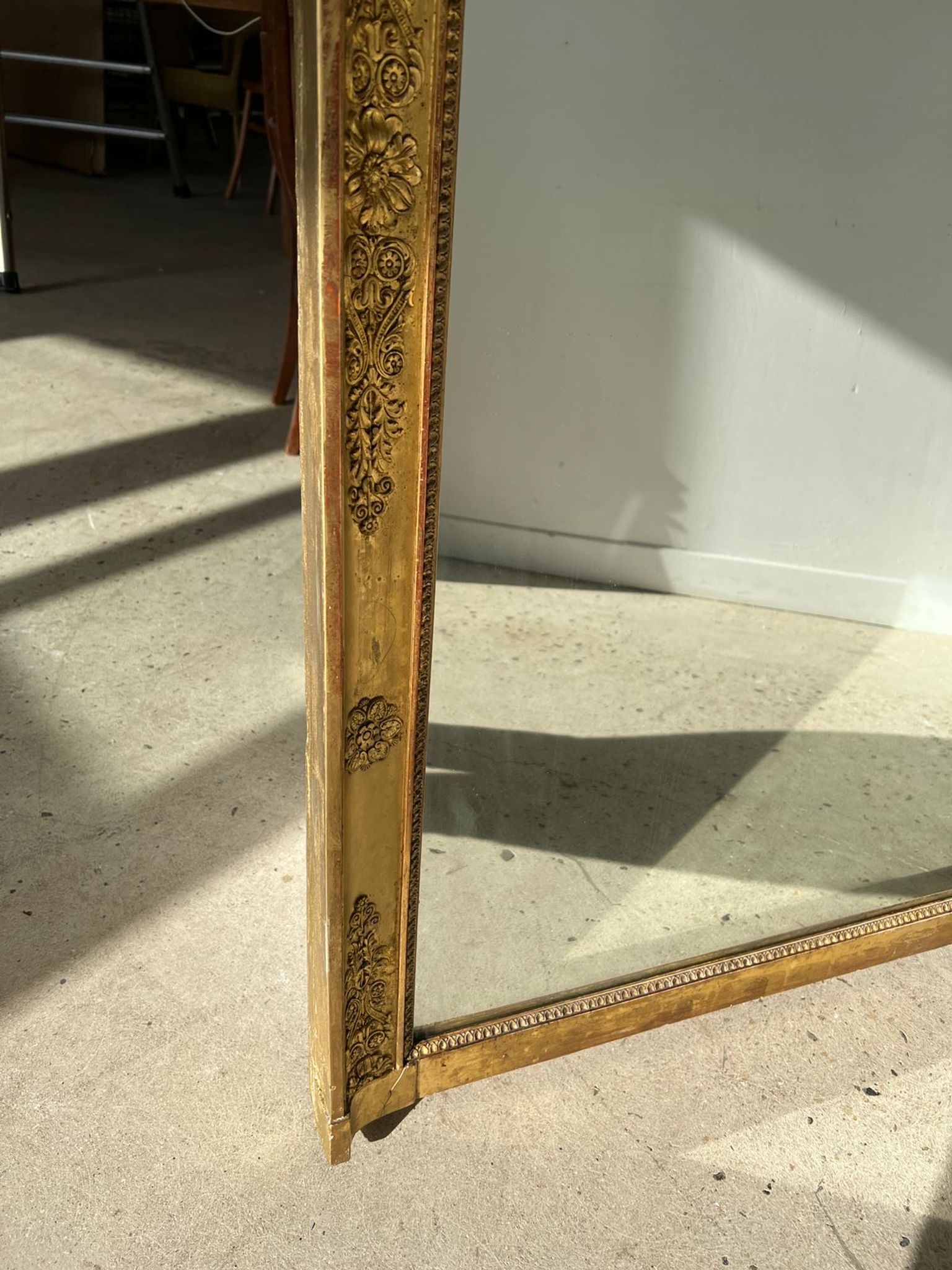 Miroir doré style Restauration à décor de palmettes étirées