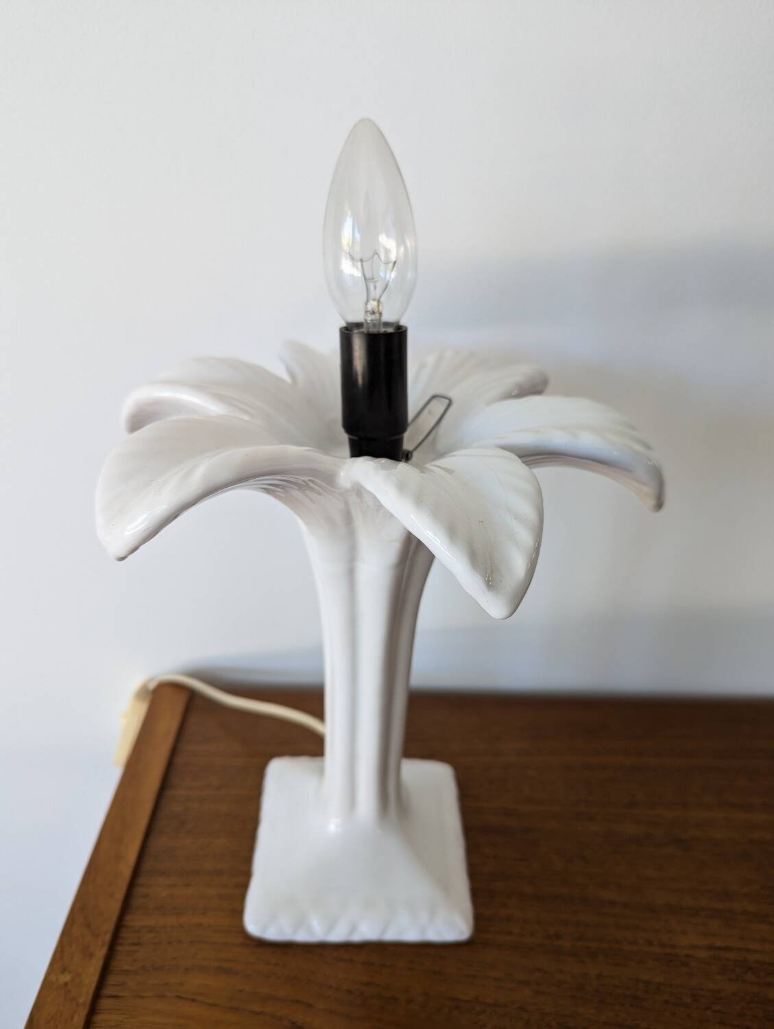 Vintage 80s white ceramic palm lamp
