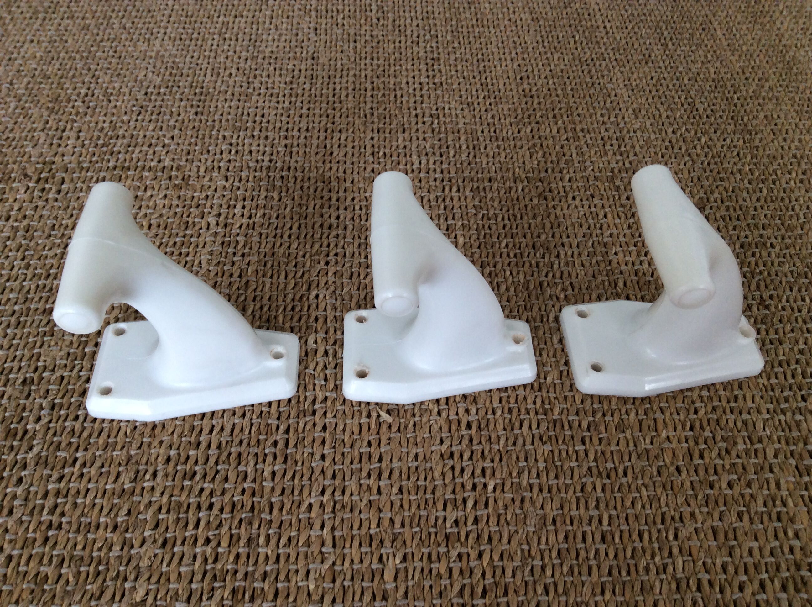 Series of 3 plastic hooks
