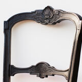 Paire de chaises anciennes en bois noir et assise rouge.