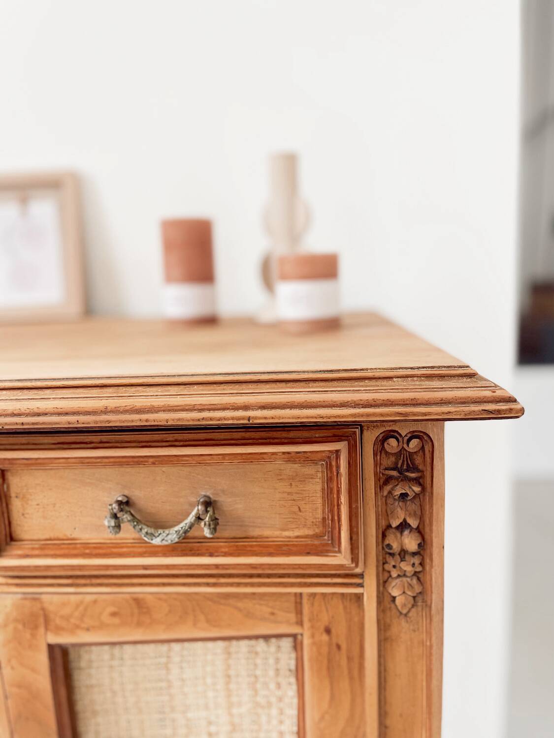Classic vintage buffet with 3 doors in wood and raffia.