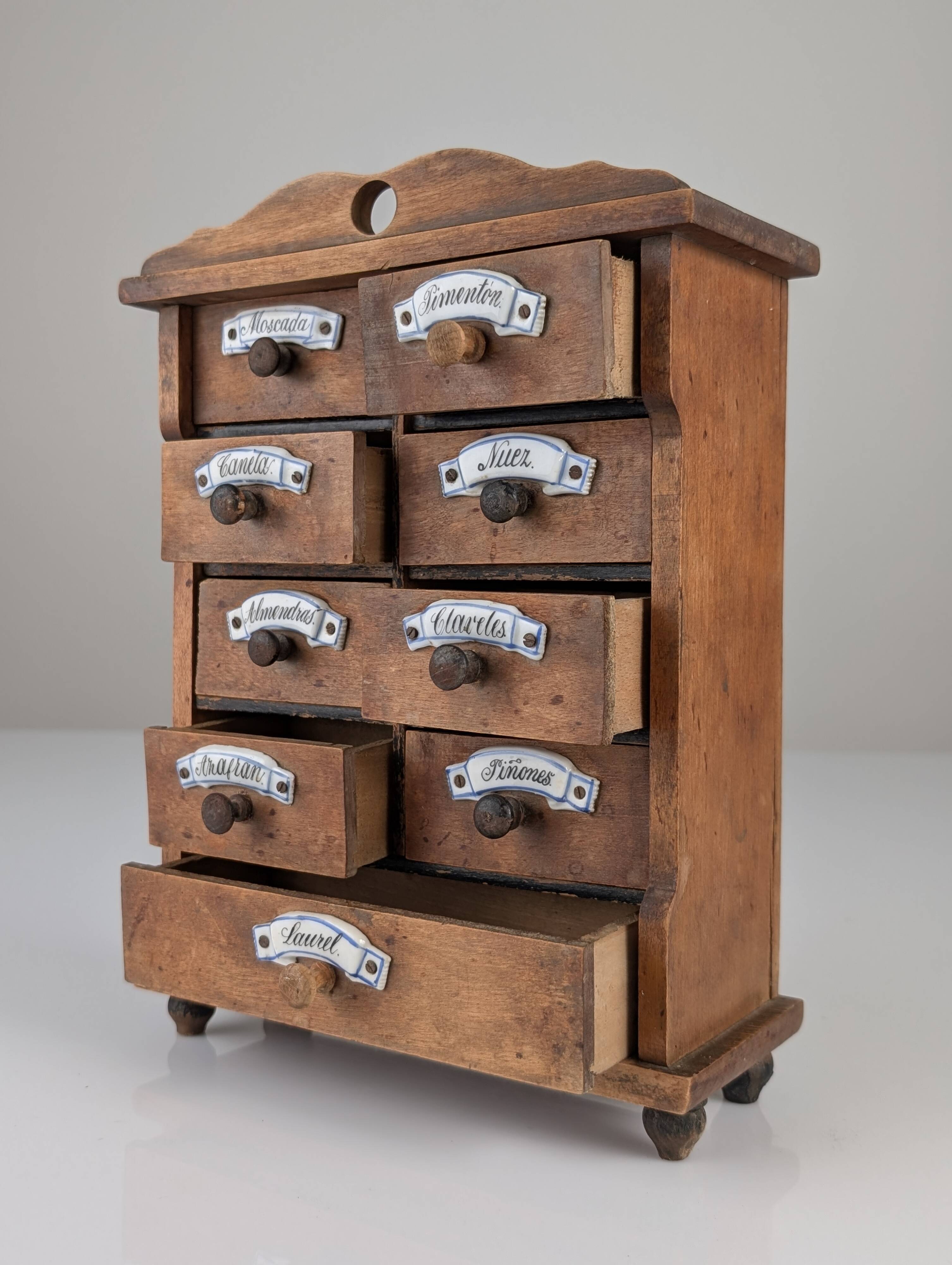 Cabinet à épices en bois rustique espagnol avec étiquettes en céramique, années 1930