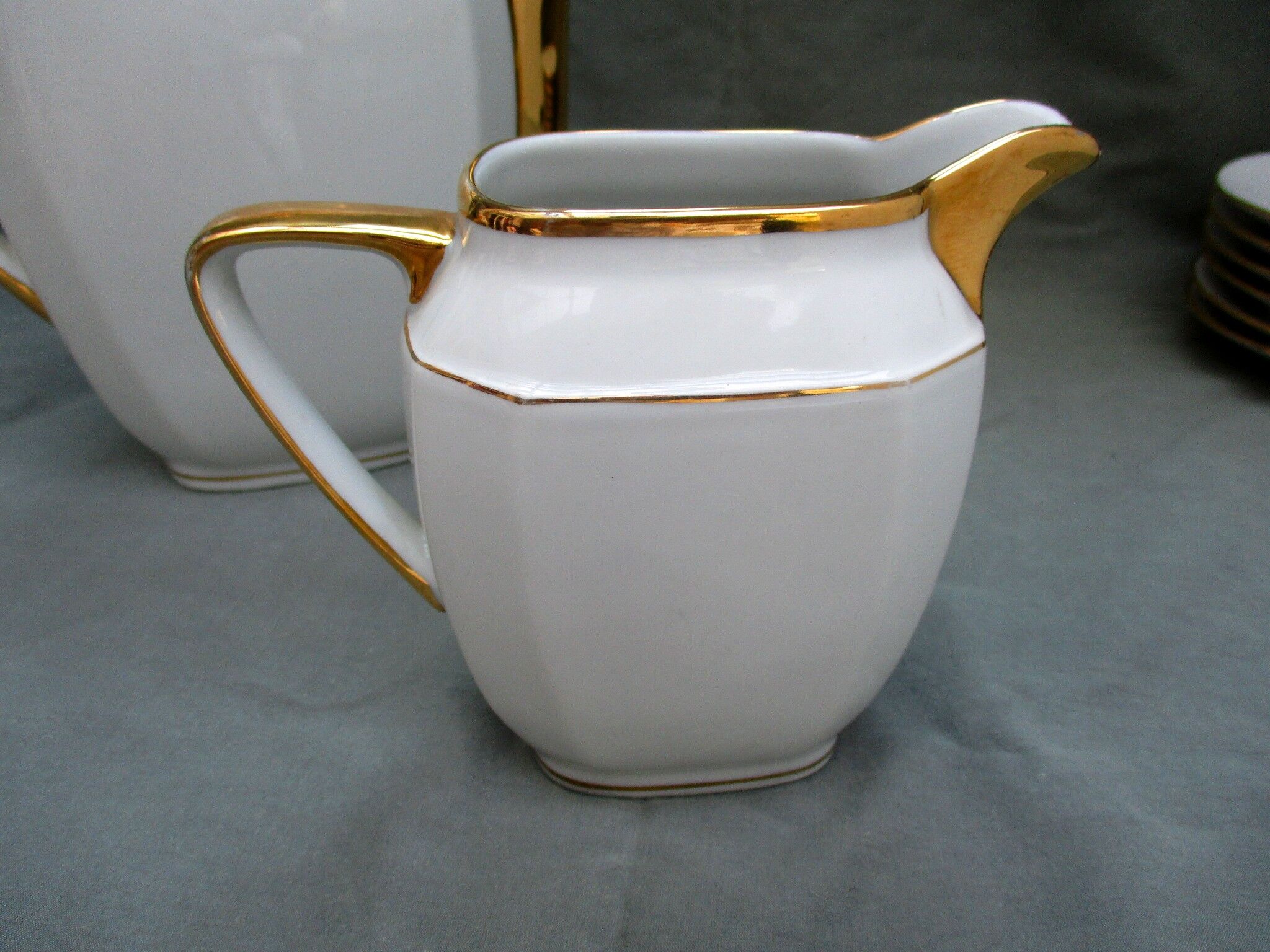 Cafetiere and pot to lait porcelaine Limoges