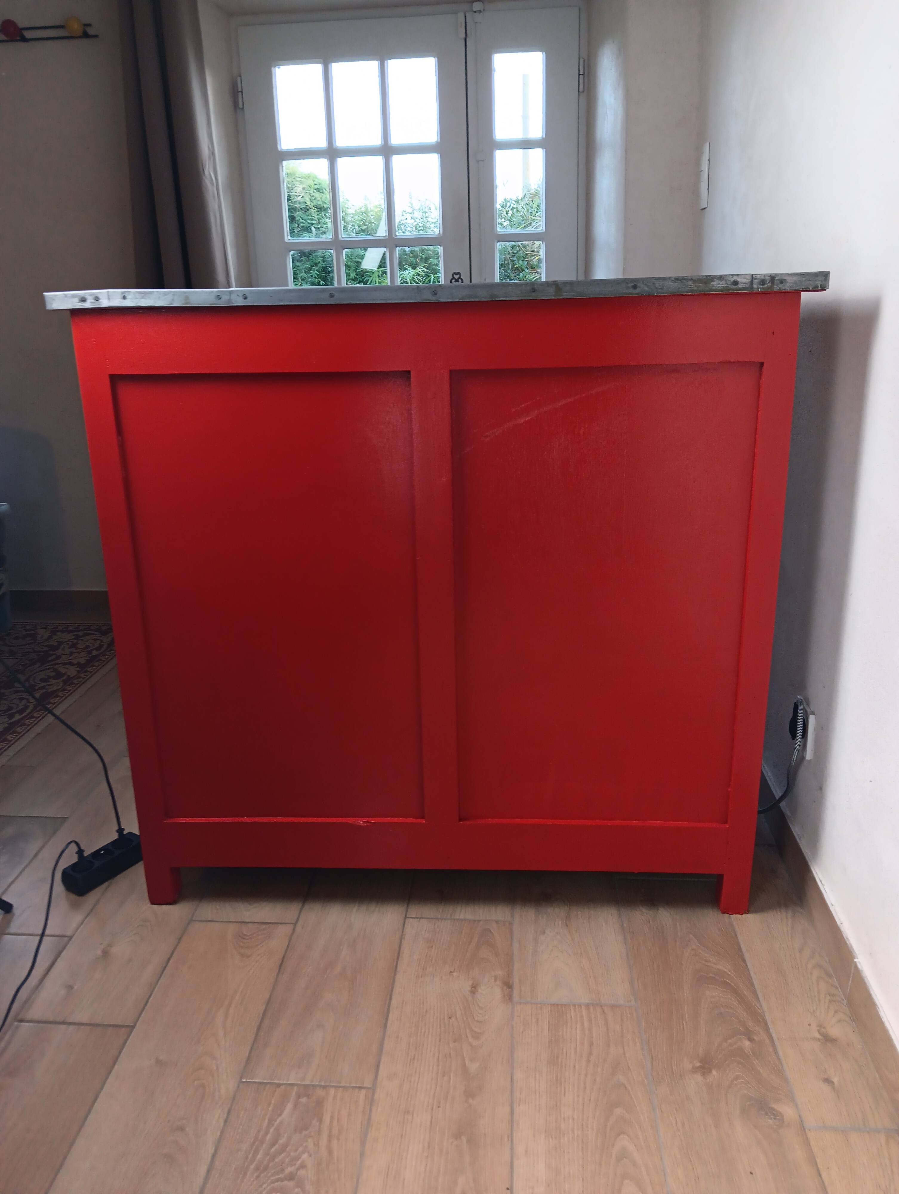 Meuble de métier , buffet parisien en tôle émaillé rouge et blanc