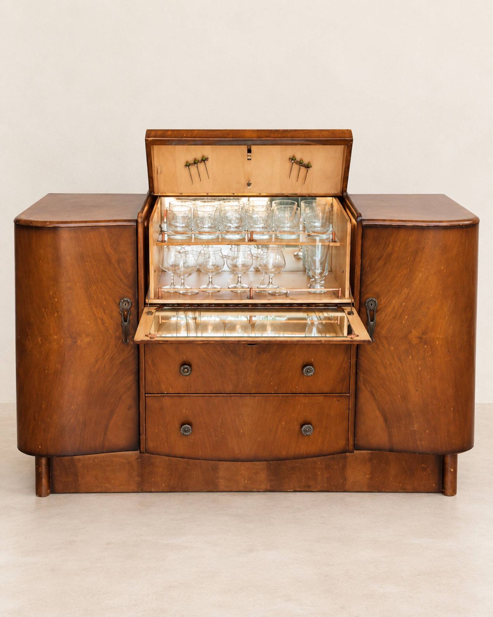 Meuble bar Art Déco en noyer, cabinet à cocktails à intérieur miroir