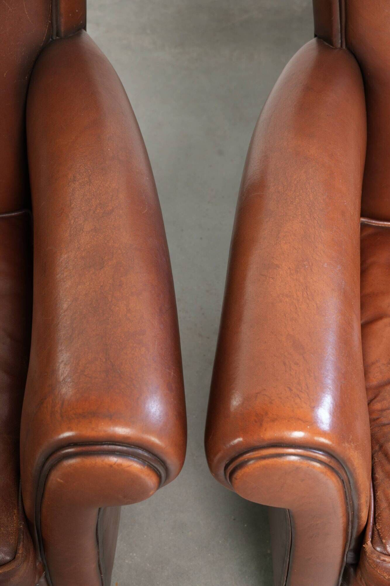 Set of 2 comfortable sheepskin armchairs with a timeless look