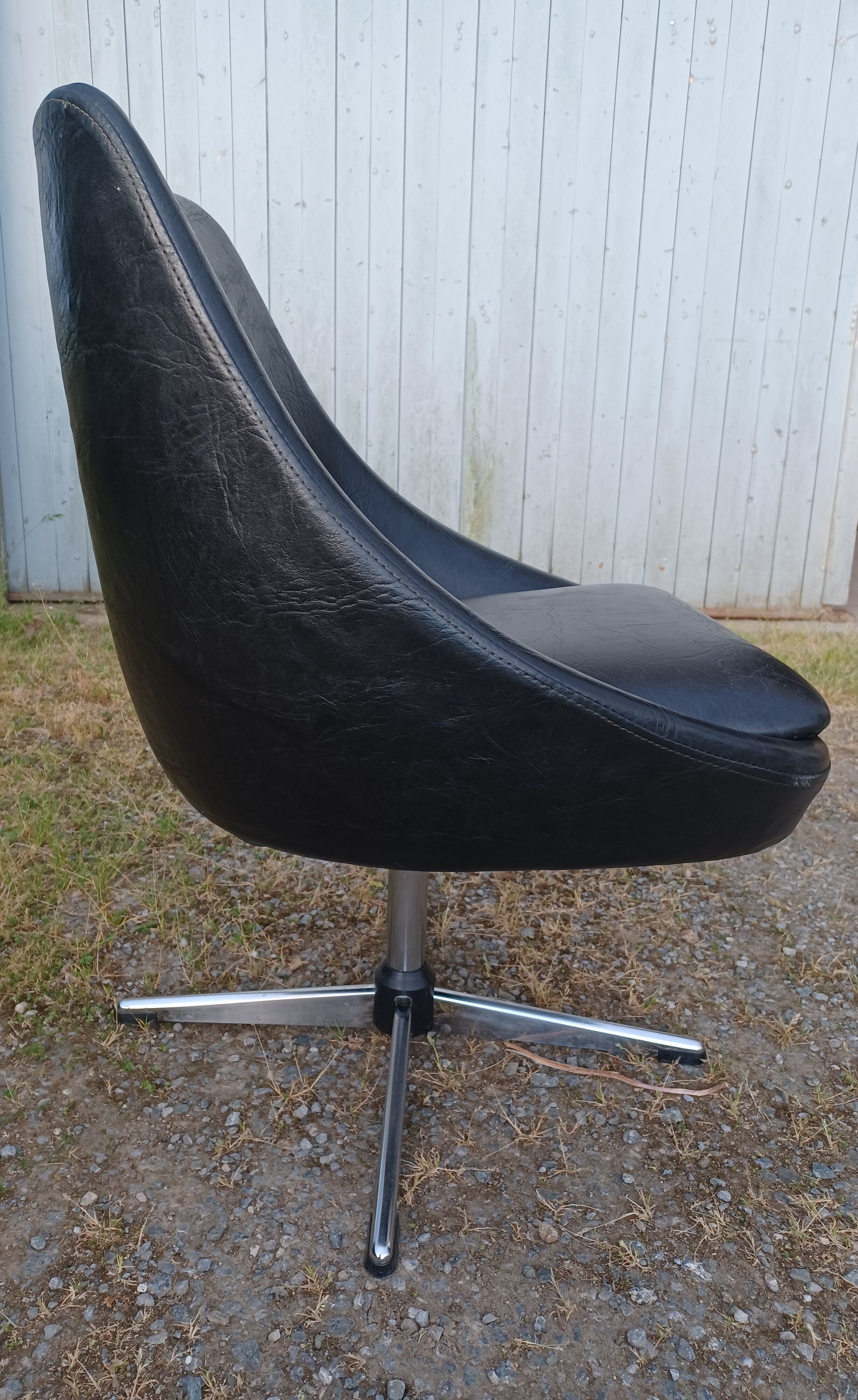 Swivel chair, 70