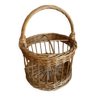 Beige wicker bottle holder