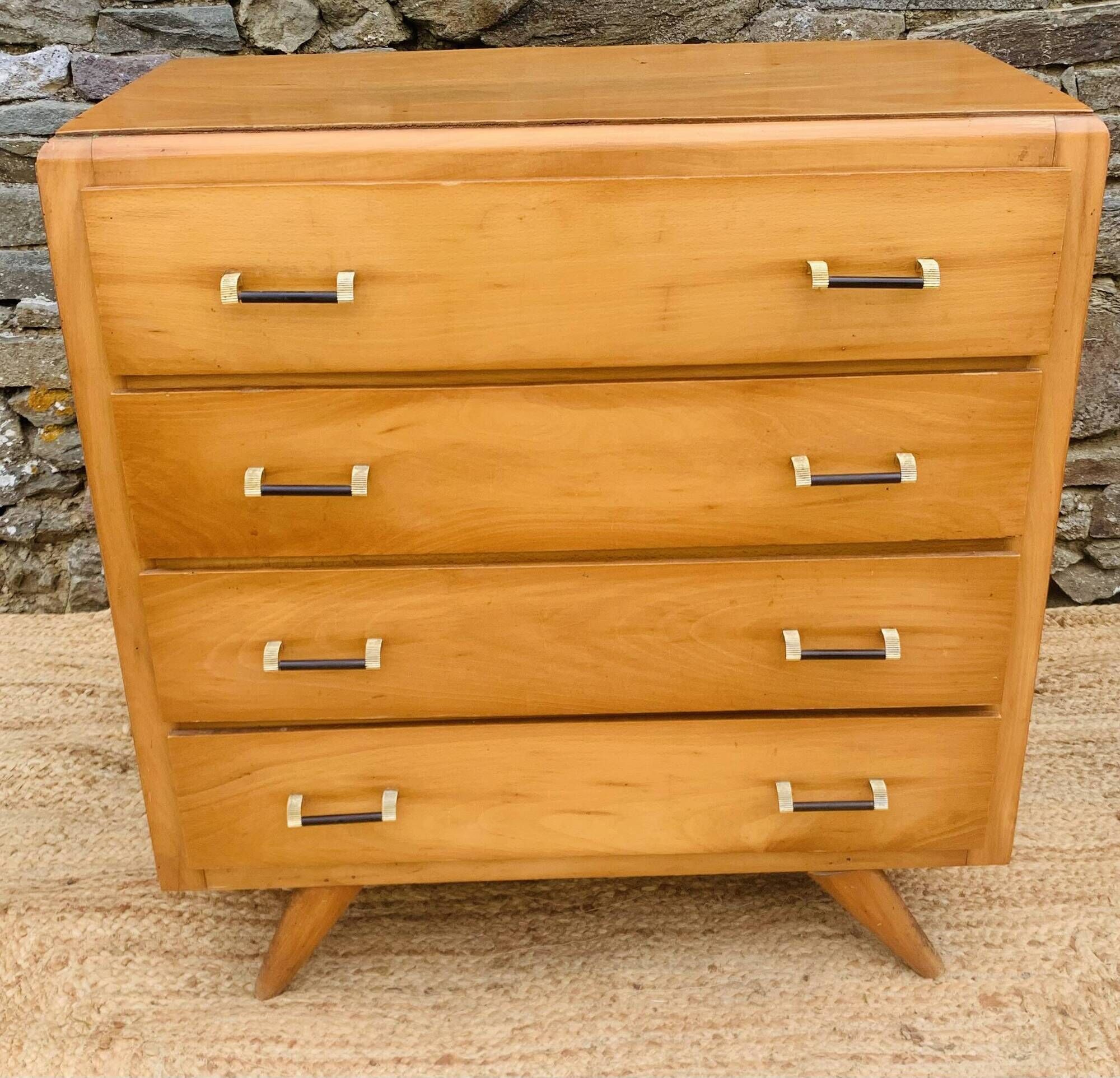 Vintage chest of drawers with 4 drawers from the 1960s.