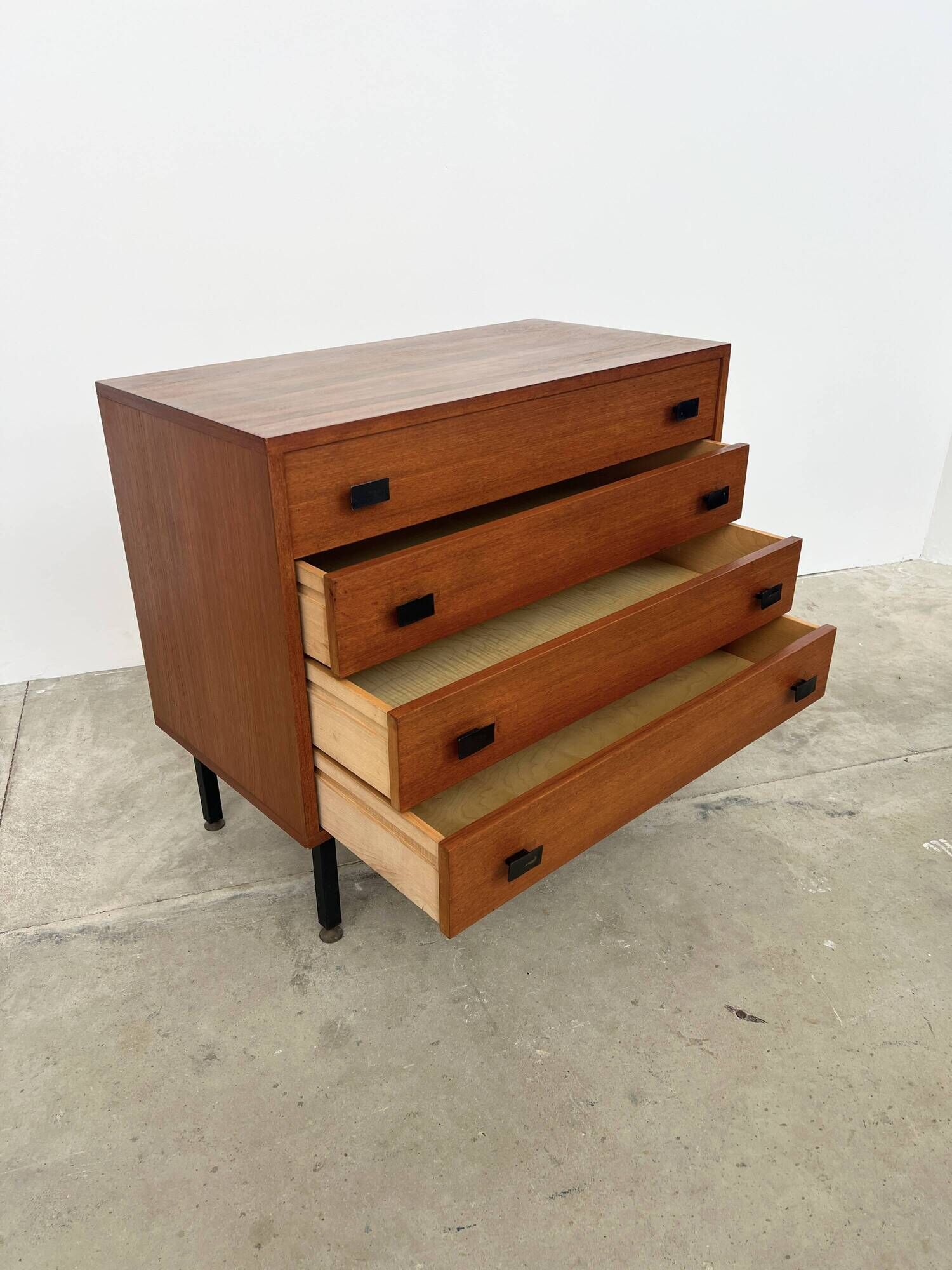 Commode 4 tiroirs moderniste par Antoine Philippon et Jacqueline Lecoq