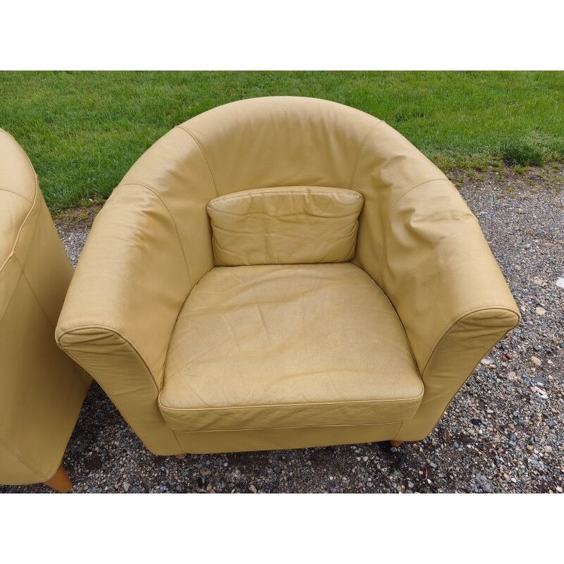 Paire de fauteuils simili cuir marron clair vintage