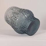 Vase vintage en verre pressé gris-bleu à décor ondulé