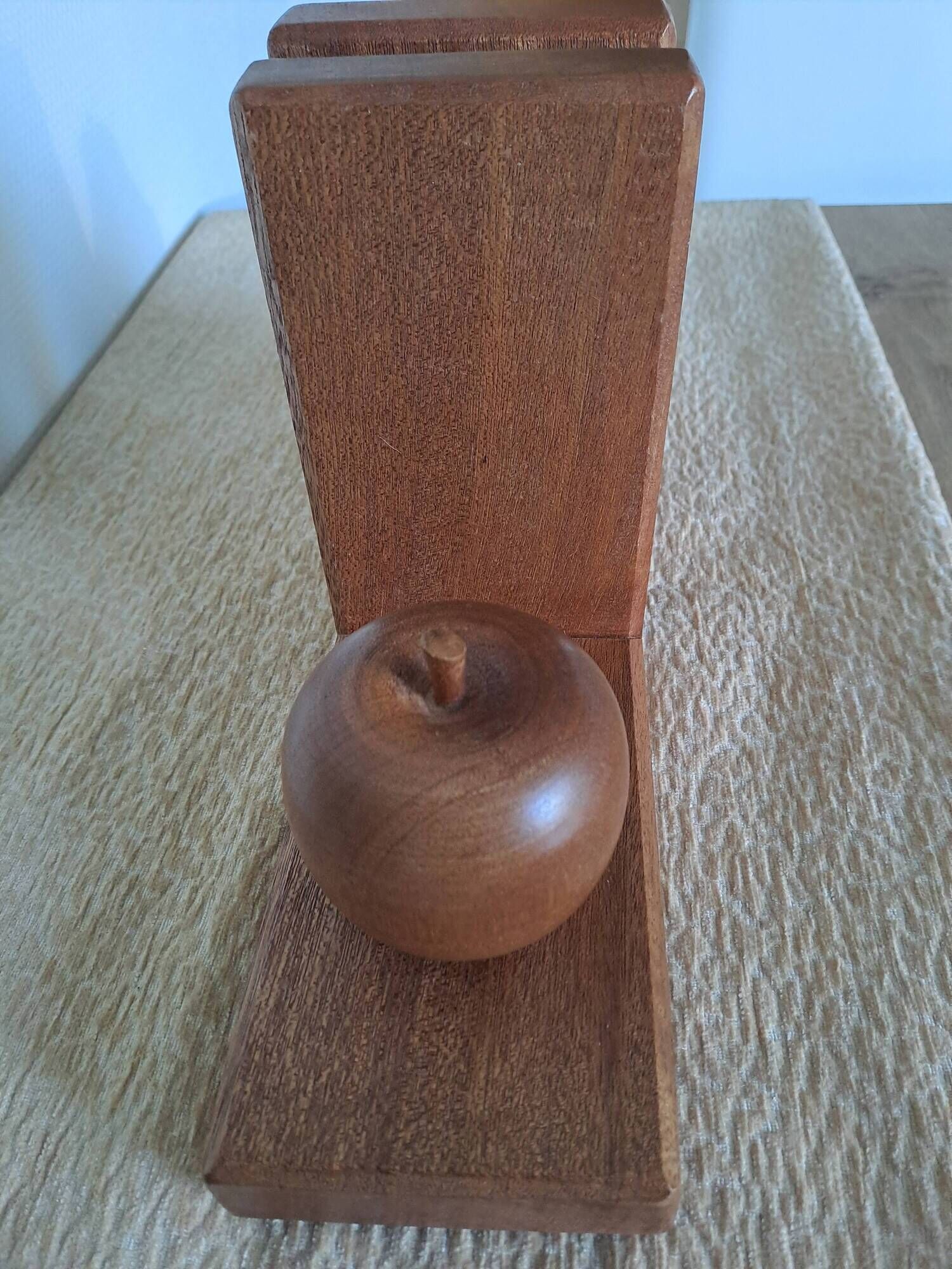 Wooden bookends shaped like an apple and pear – Minimalist design