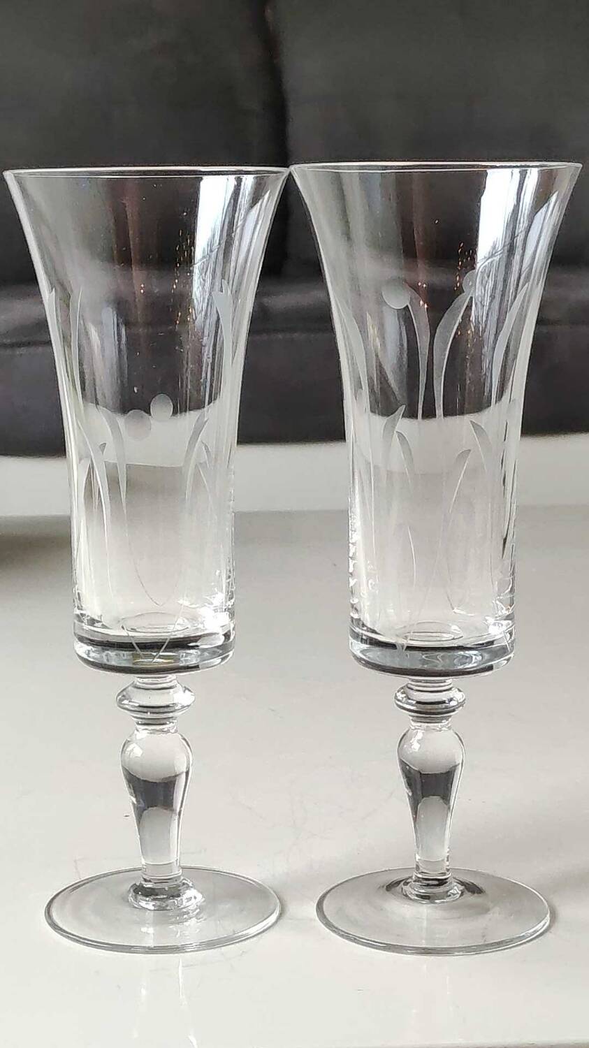 Set of 8 champagne flutes, flared neck. In crystal. Frosted plant motifs.