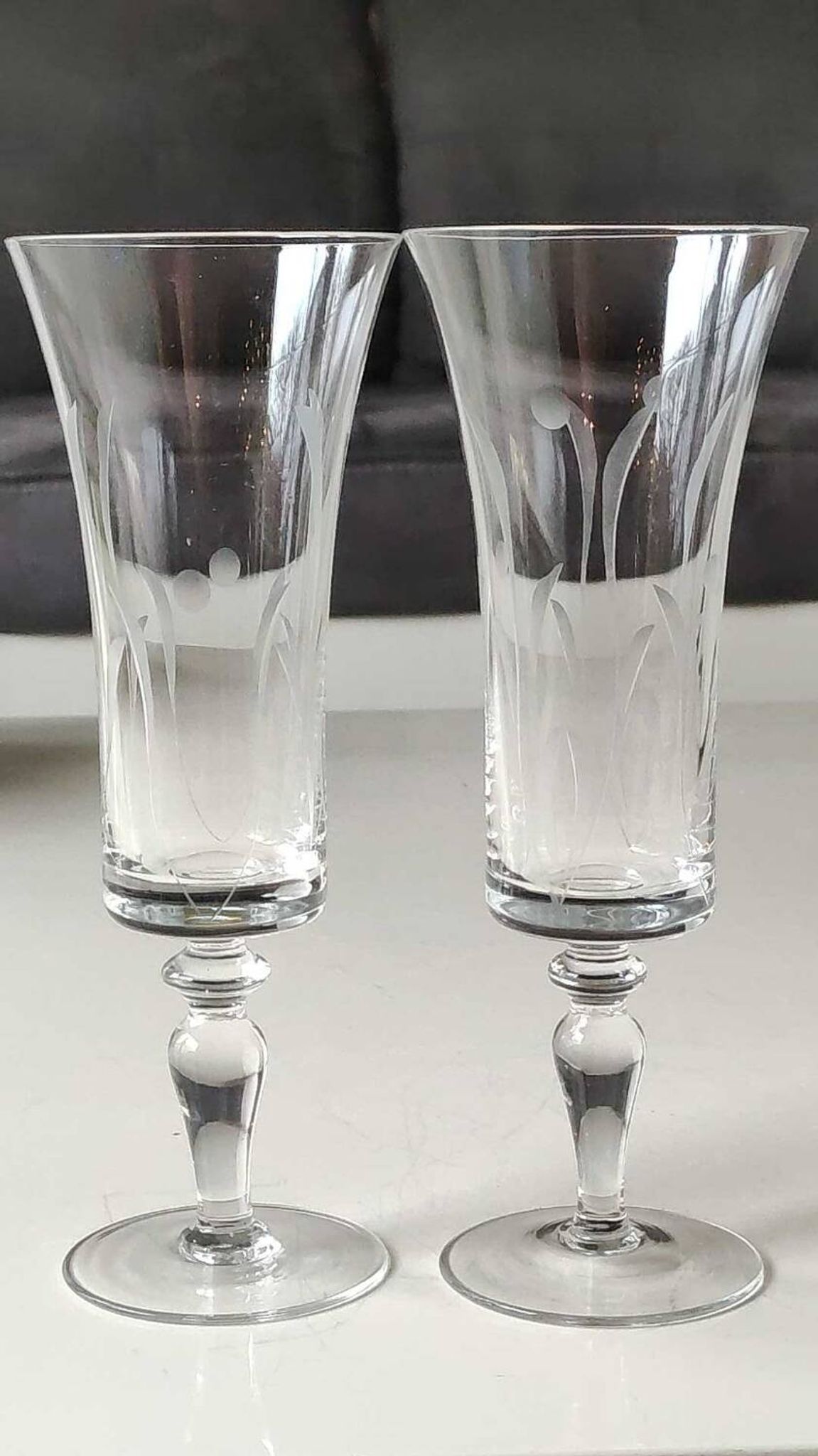 Set of 8 champagne flutes, flared neck. In crystal. Frosted plant motifs.