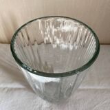 Vase strié en verre moulé