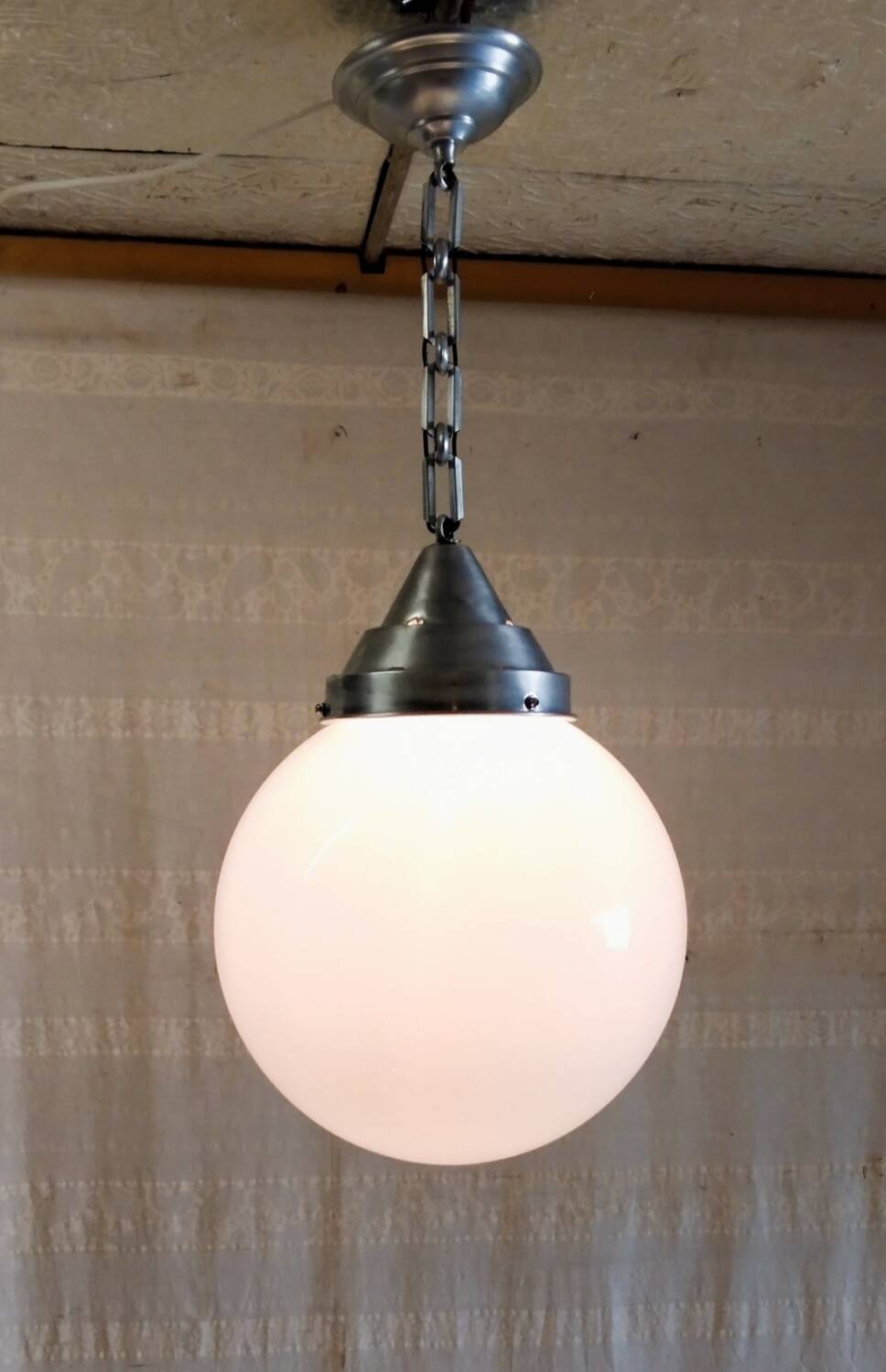Suspension industrielle globe opaline XXL - années 40/50