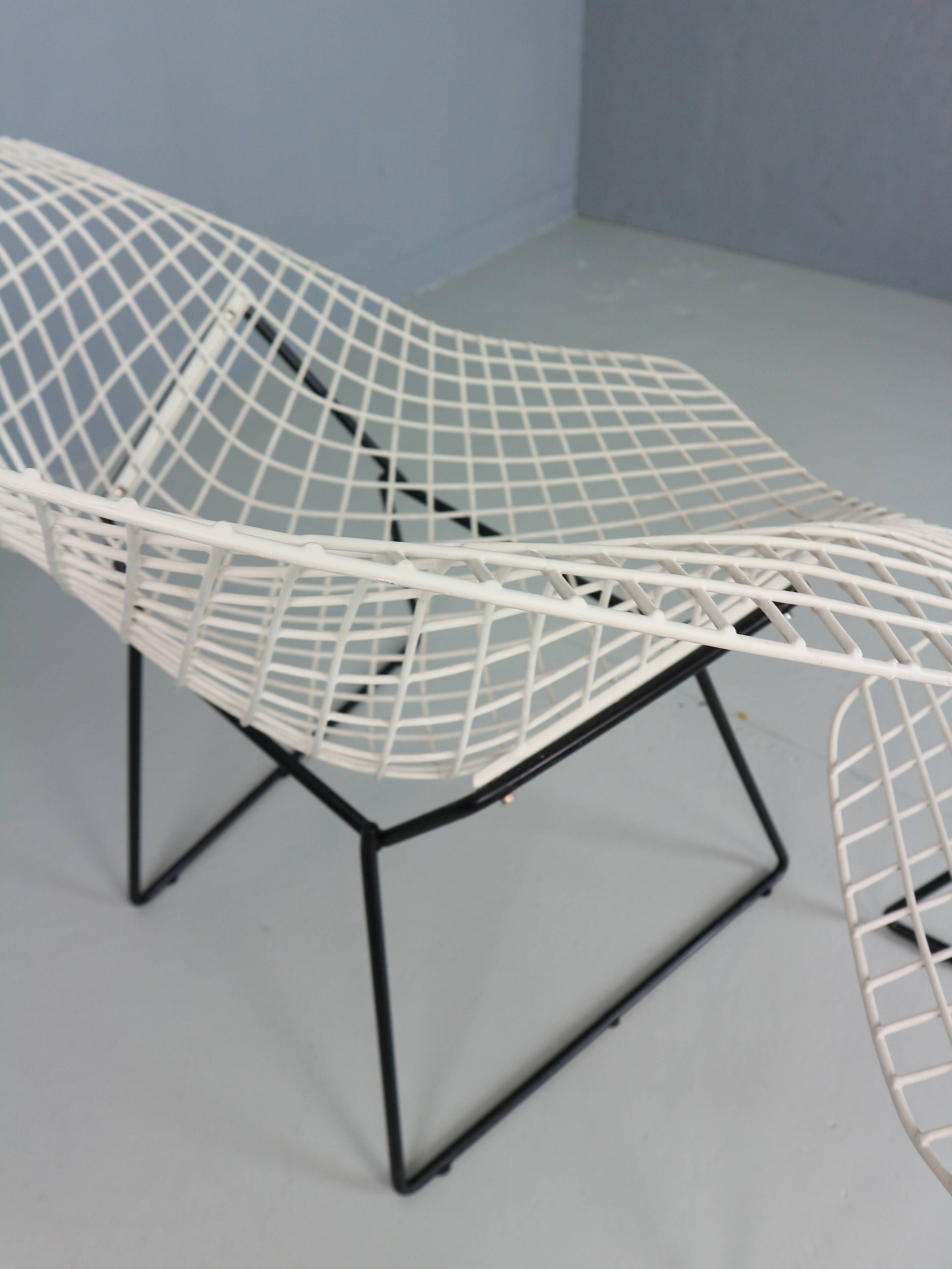 Set of two Diamond chair by Harry Bertoia in white & black metal. 1960s