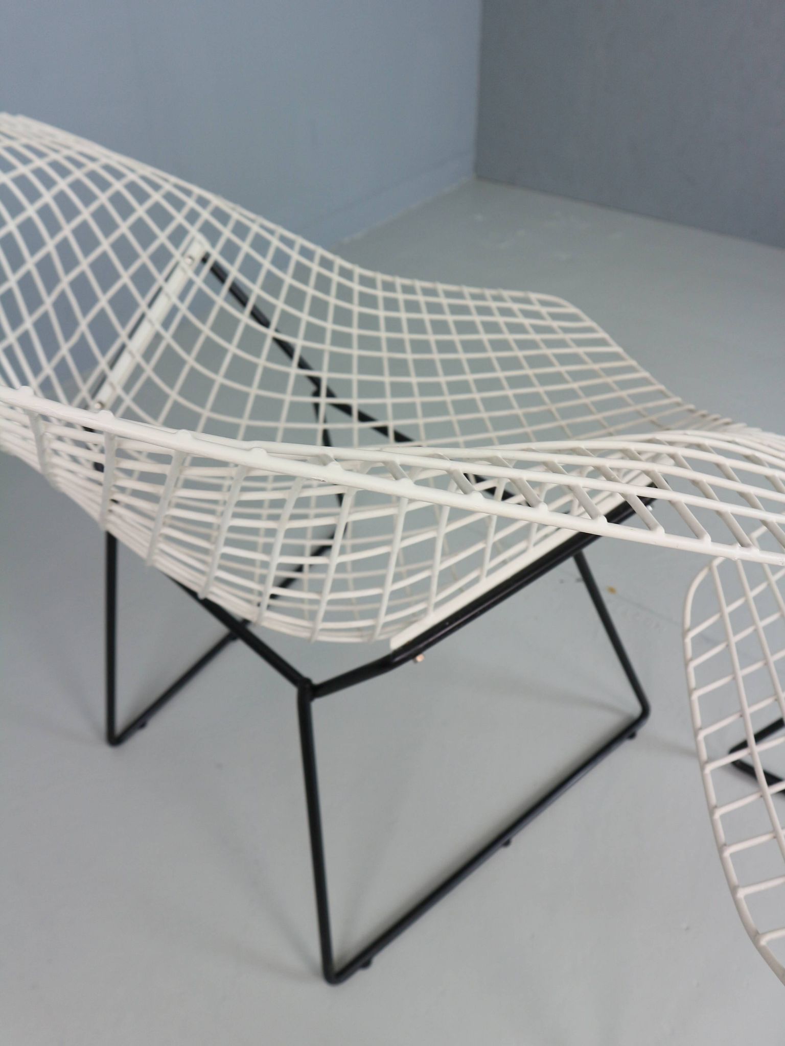 Set of two Diamond chair by Harry Bertoia in white & black metal. 1960s
