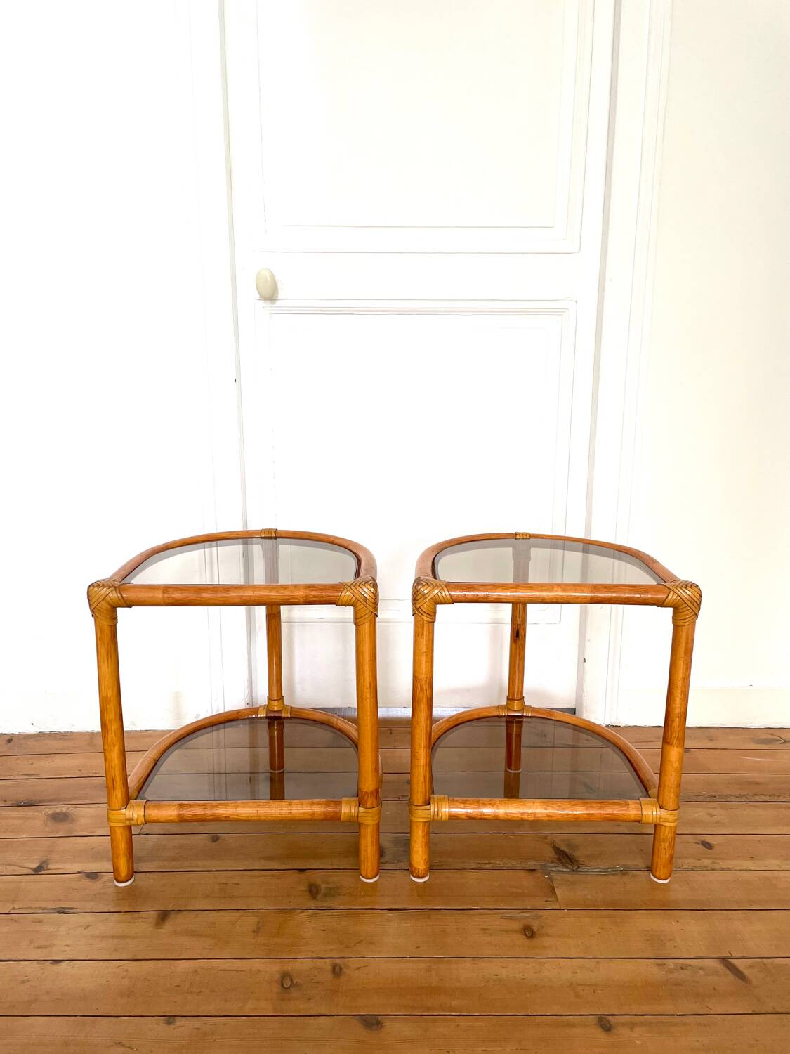 Paire de tables de chevet vintage en rotin et verre fumé