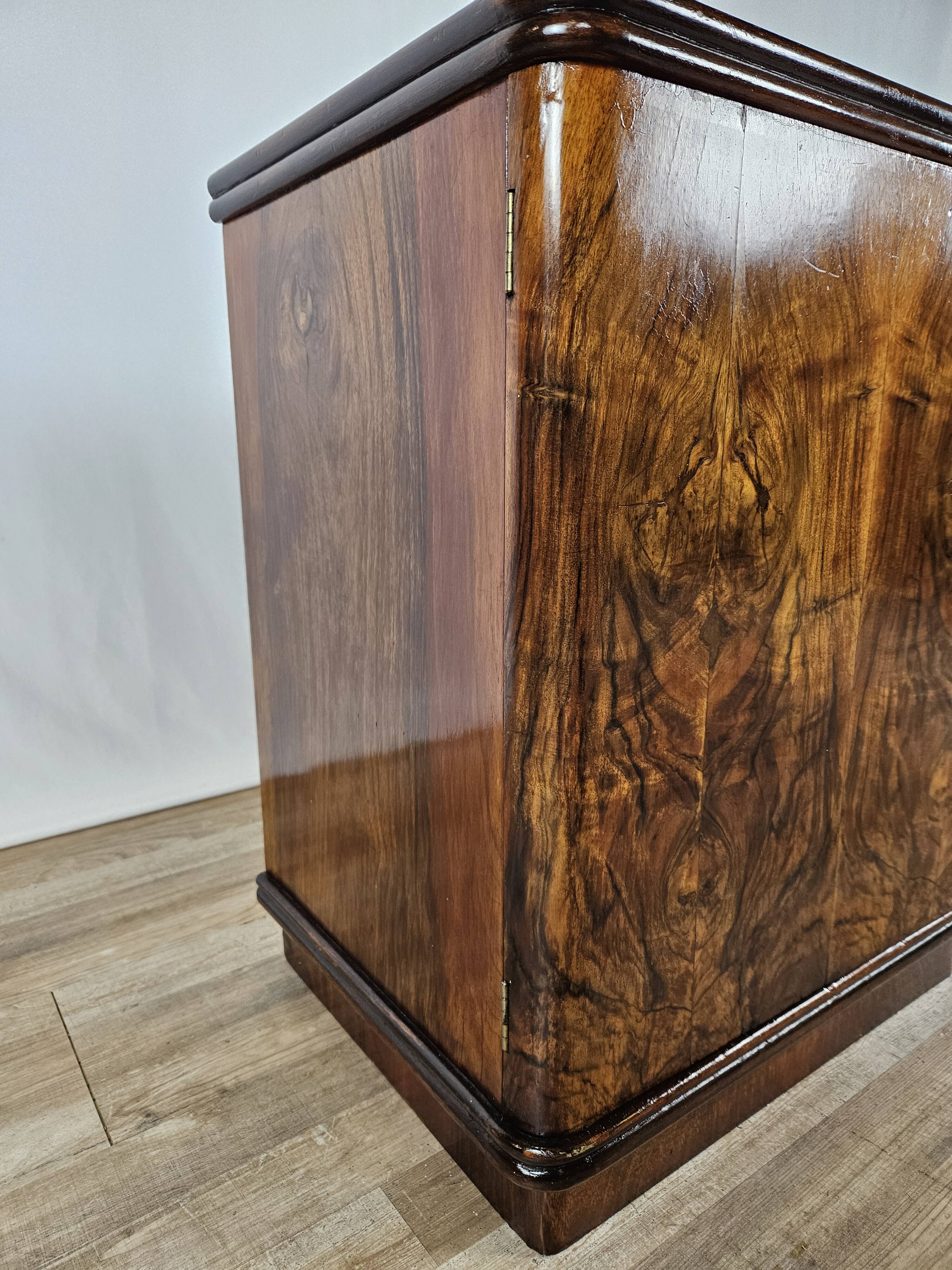 1940 Art Decò nightstands in walnut with door and shelf